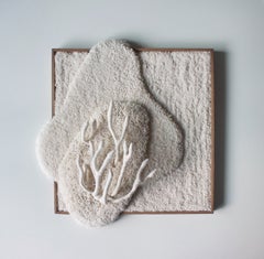 Handgefertigter zeitgenössischer Wandteppich aus weißer Wolle mit Korallenskulptur aus Textil