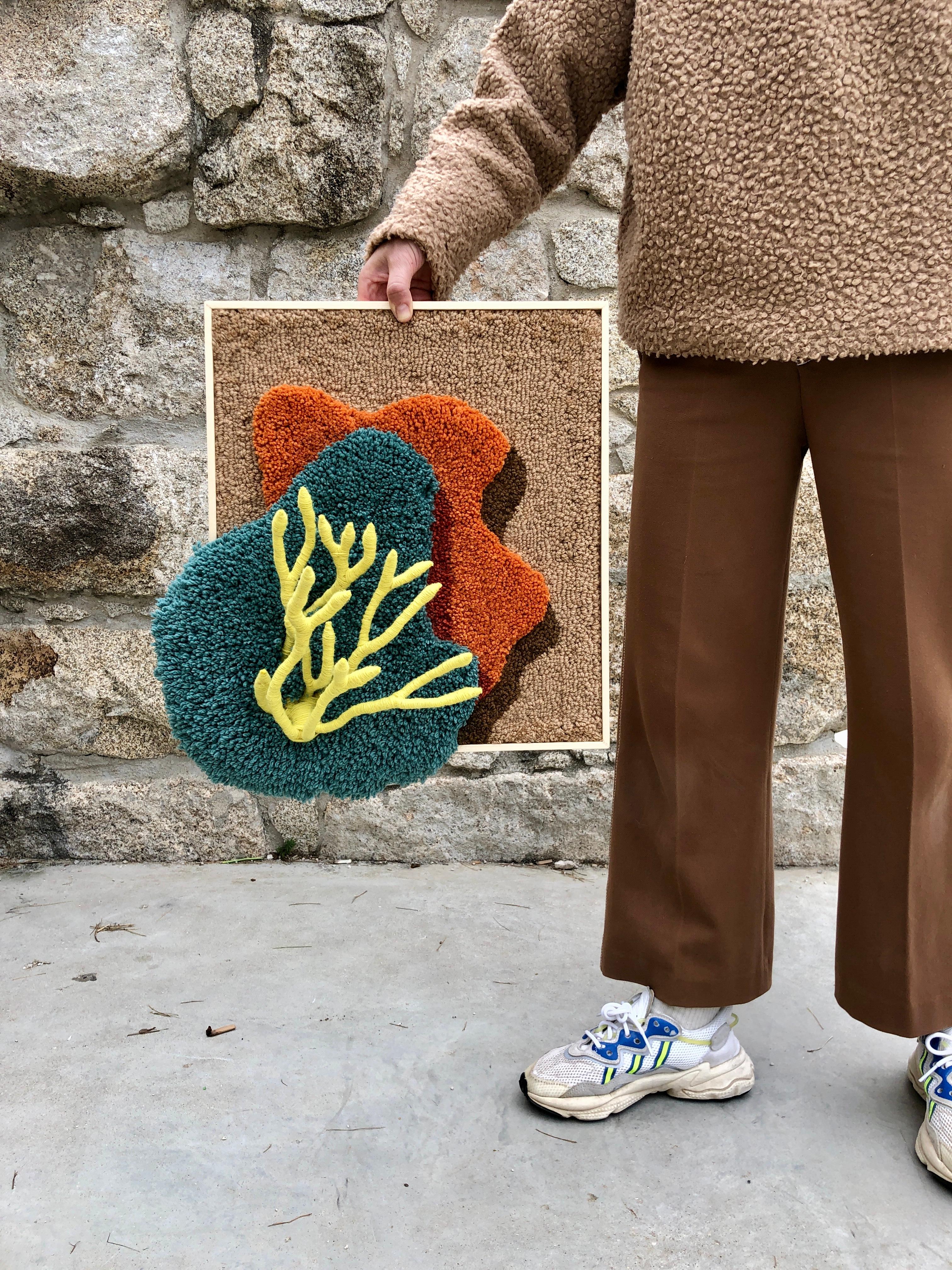 Handgefertigter zeitgenössischer Wandteppich mit Textilskulptur, Faserkunst von OHXOJA (Wolle) im Angebot