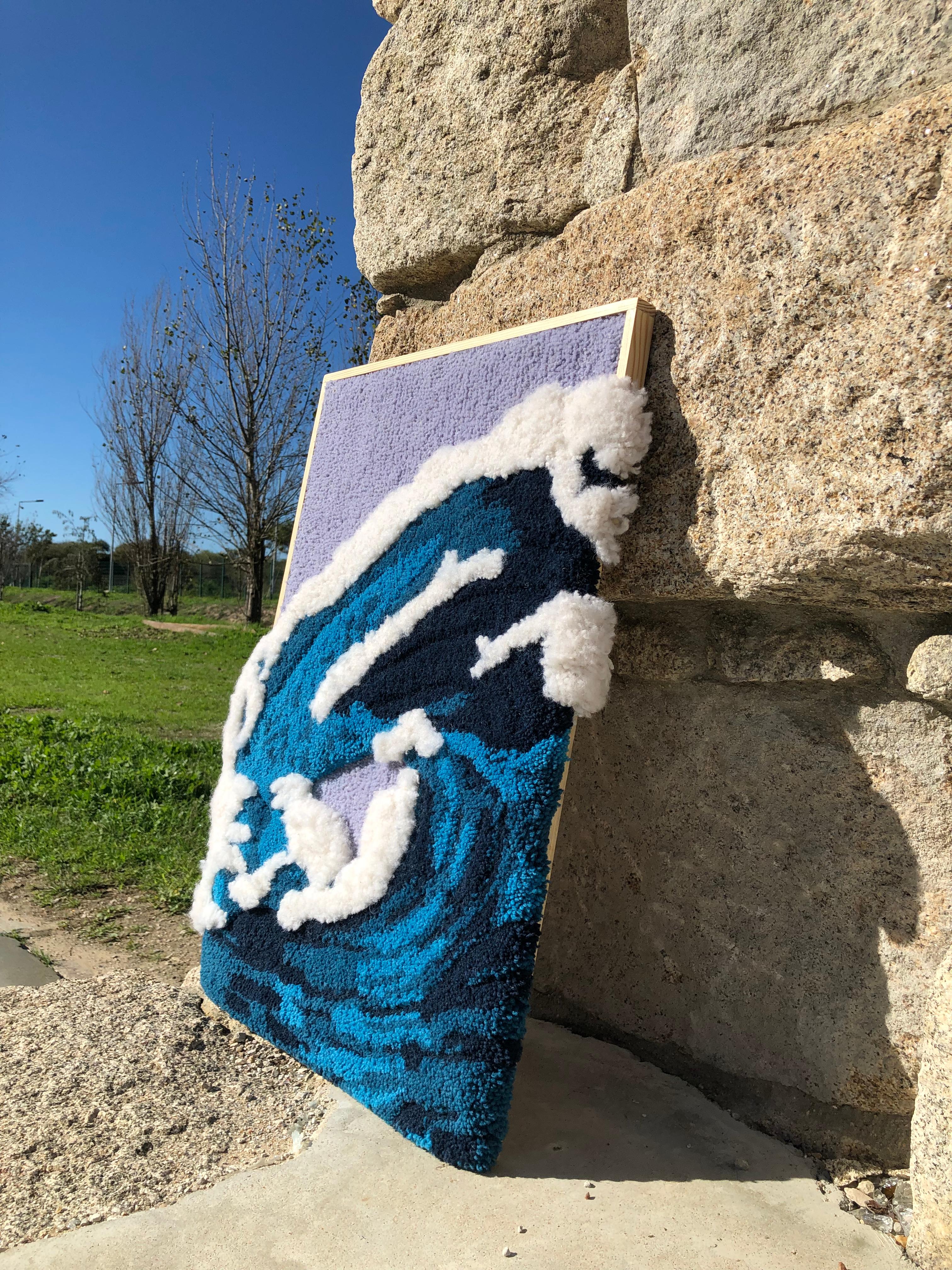 Zeitgenössischer Wandteppich aus Wolle, Blue Wave Barrel Textilkunst von OHXOJA (Handgeschnitzt) im Angebot