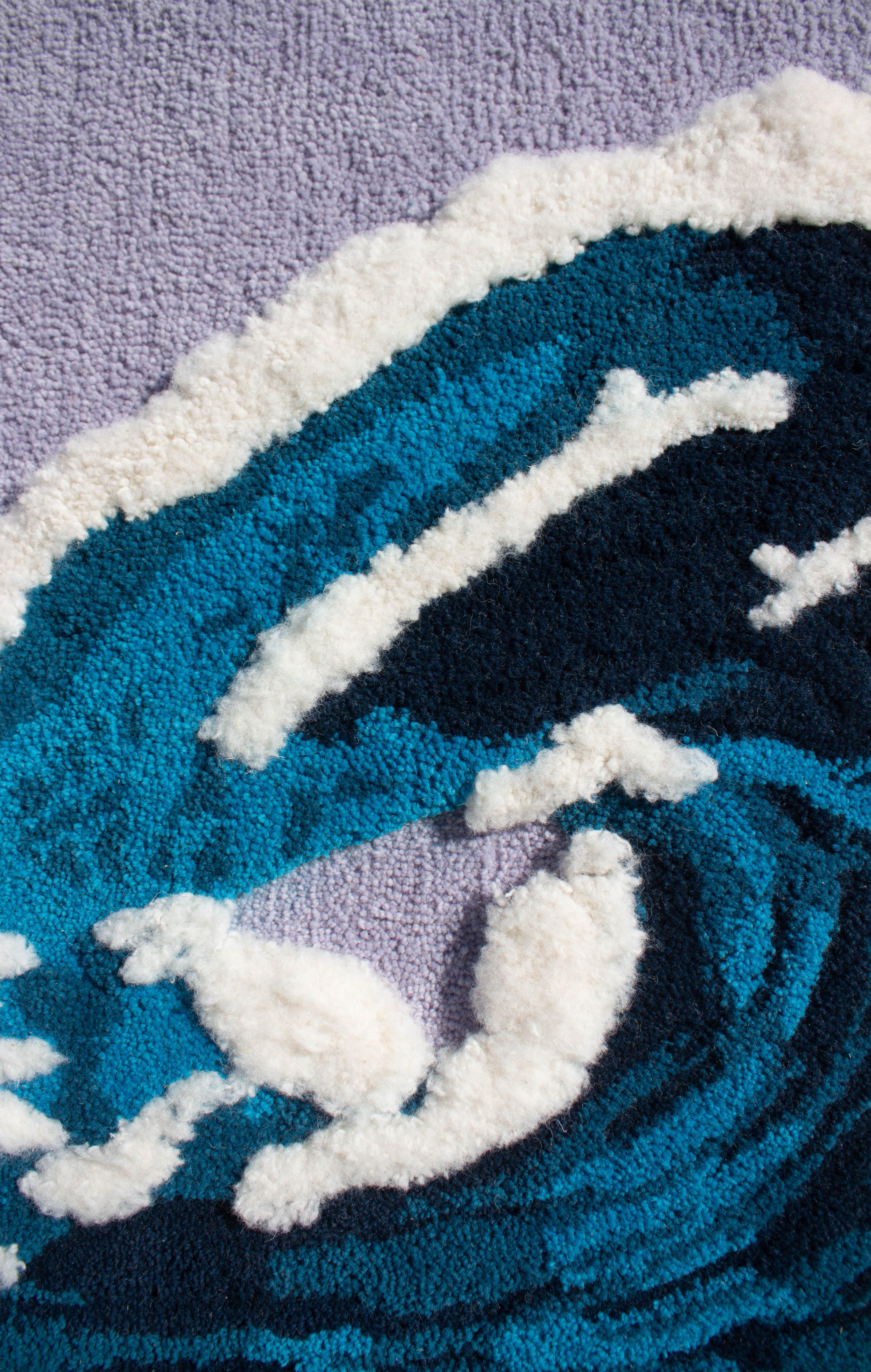 Zeitgenössischer Wandteppich aus Wolle, Blue Wave Barrel Textilkunst von OHXOJA (21. Jahrhundert und zeitgenössisch) im Angebot