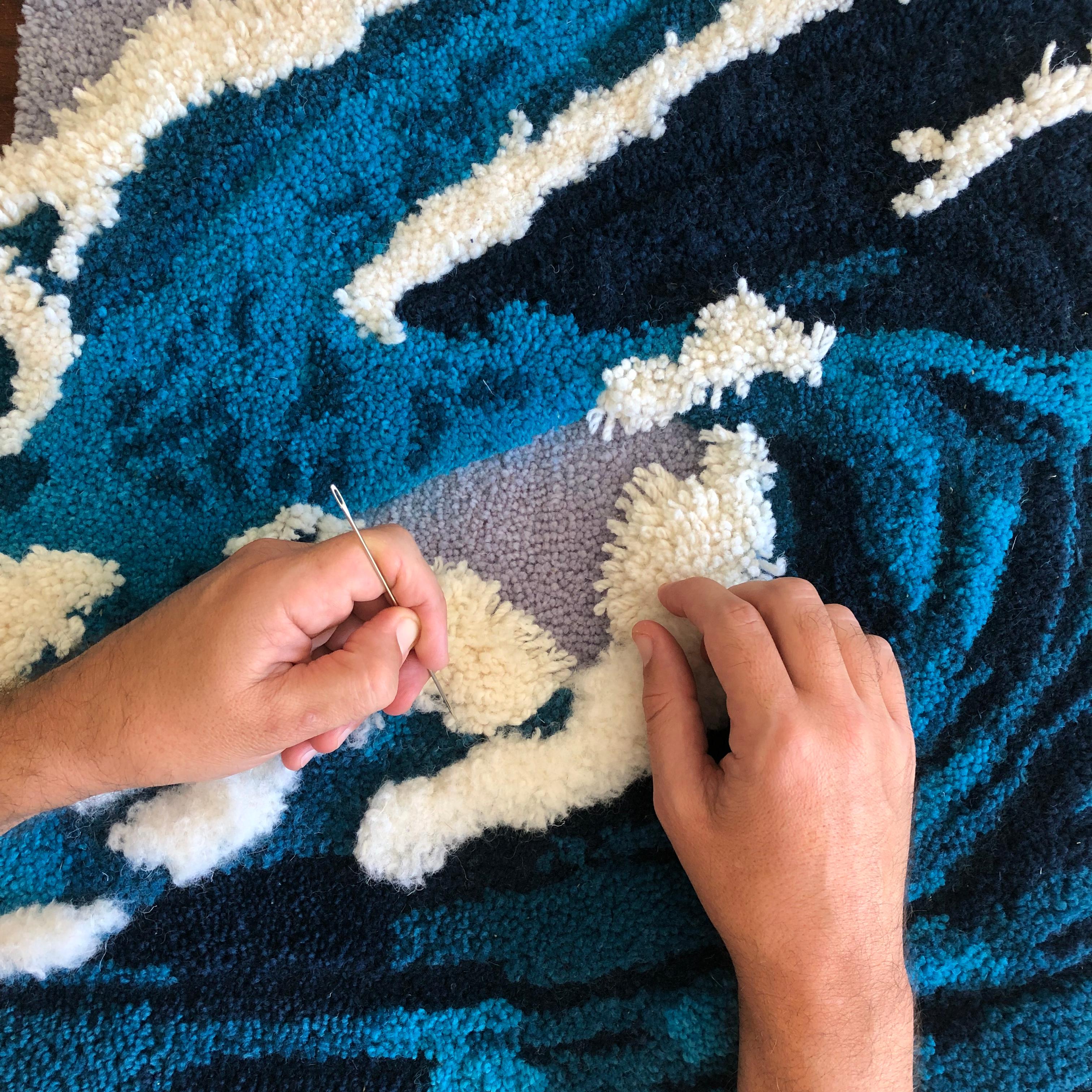 Zeitgenössischer Wandteppich aus Wolle, Blue Wave Barrel Textilkunst von OHXOJA im Angebot 1