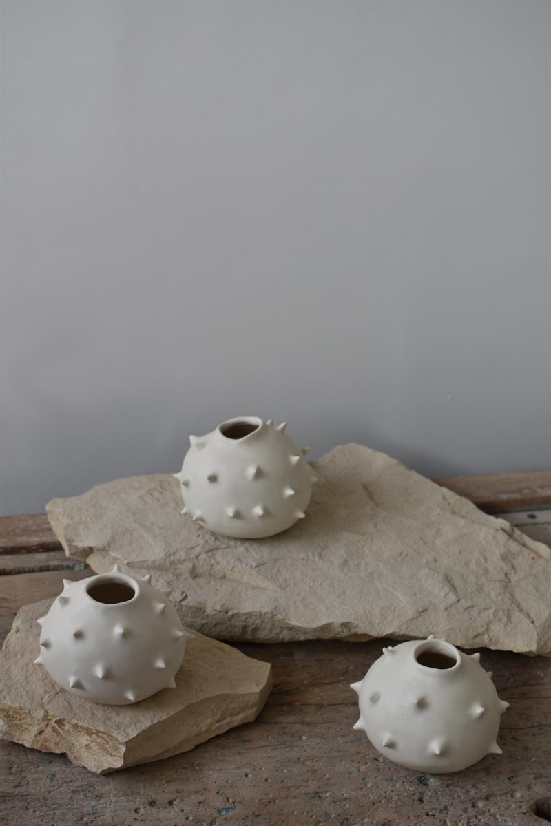 Handgefertigte weiße runde Keramikvase mit Spikes (Argentinisch) im Angebot