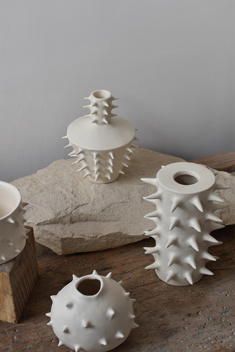 Handgefertigte weiße runde Keramikvase mit Spikes im Angebot 3