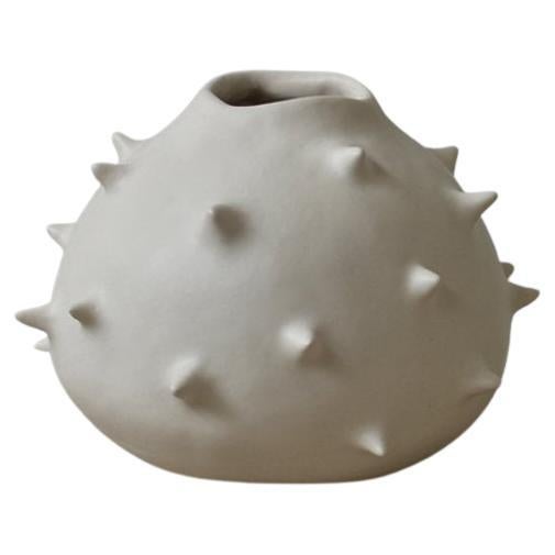 Handgefertigte weiße runde Keramikvase mit Spikes im Angebot