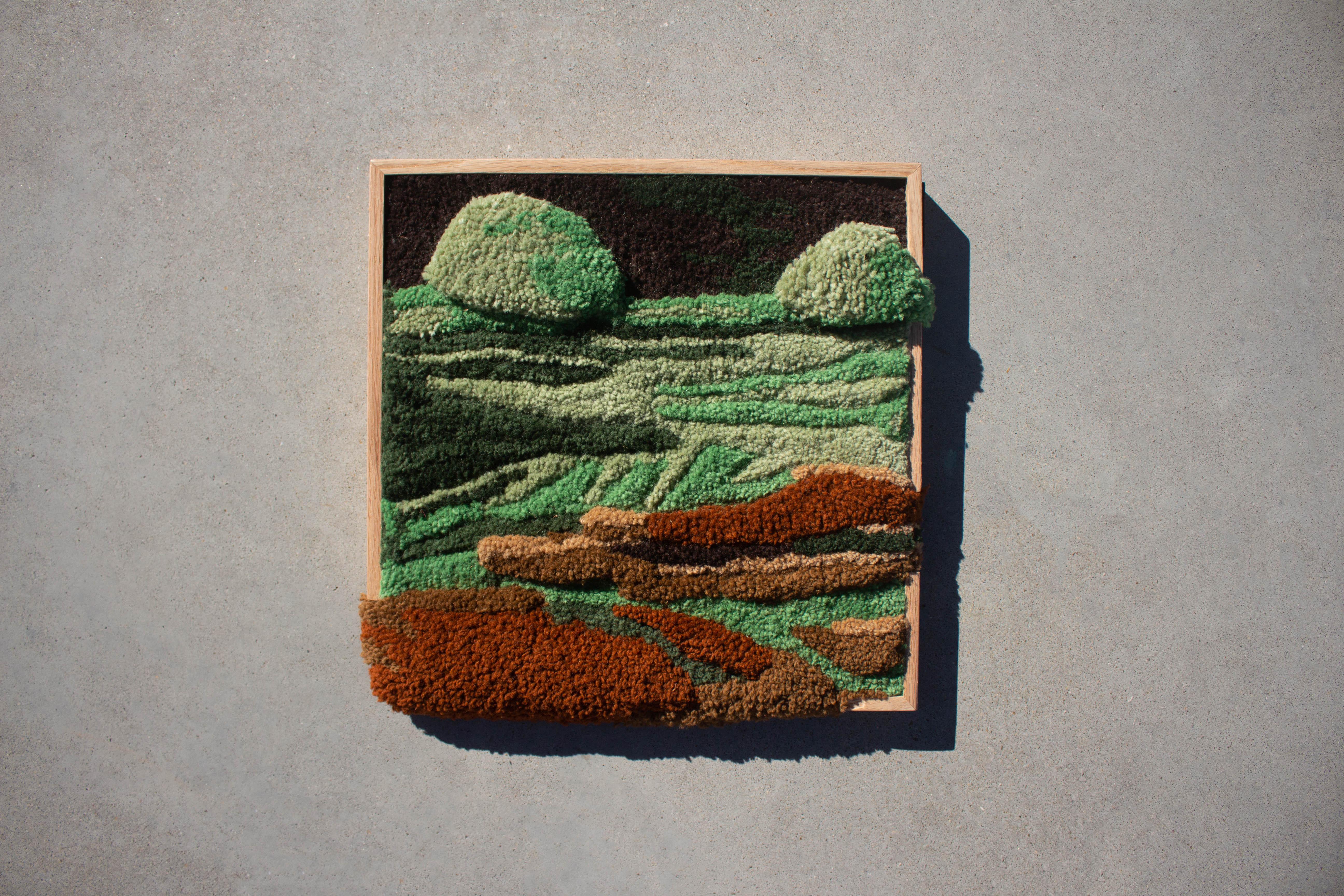La tapisserie Dream Path est une œuvre d'art contemporaine unique en son genre représentant  un paysage rural portugais . Cette œuvre d'art fait partie d'une collection, est fabriquée à la main en utilisant la technique du tufting et du fil de pure