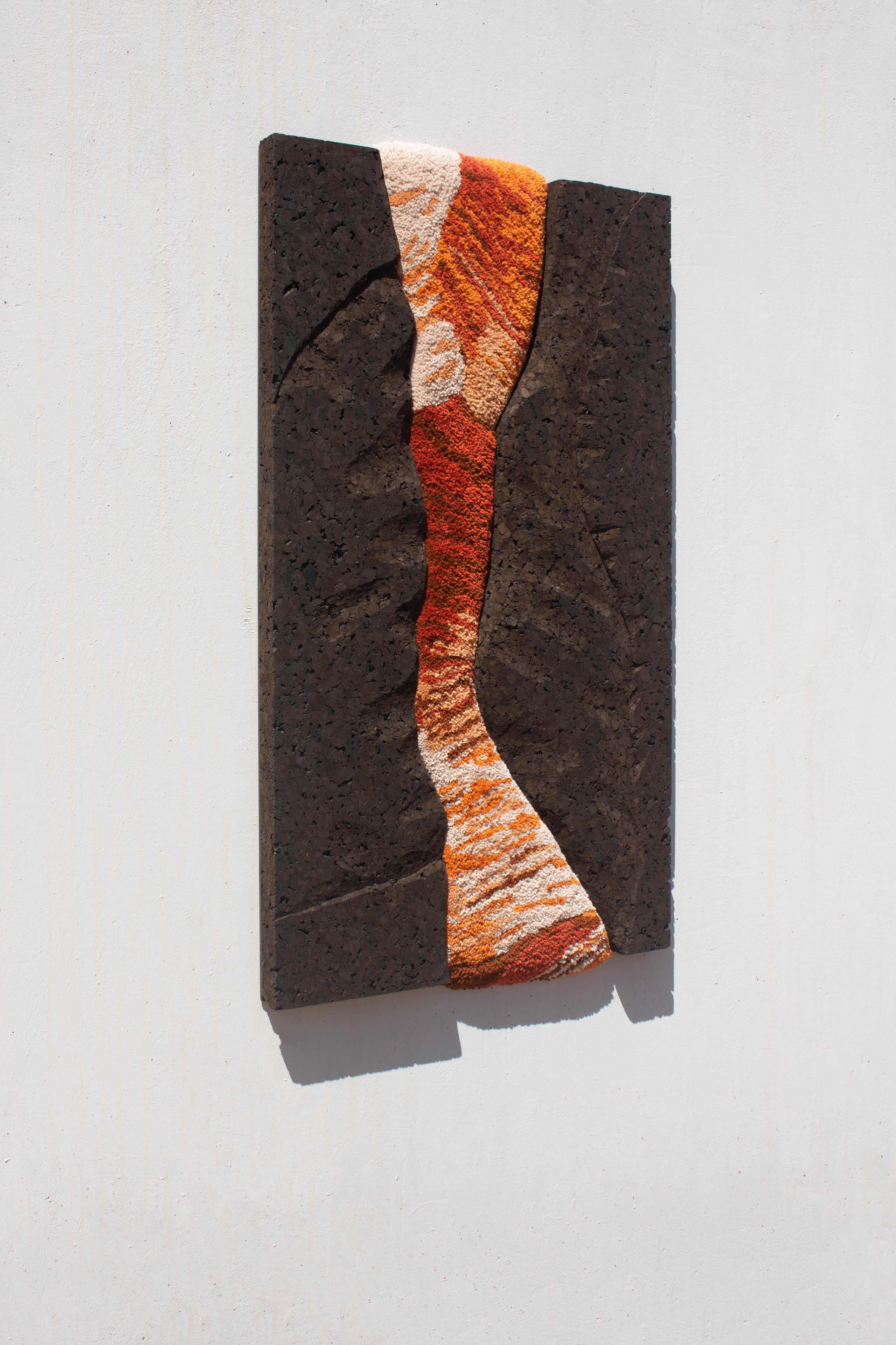 ORANGE LANDSCAPE TAPESTRY est une œuvre d'art contemporaine unique en son genre qui explore les contrastes des paysages rocheux, représentés par les couleurs de la laine et le cadre en liège sculpté. Fabriqué à la main avec de la pure laine