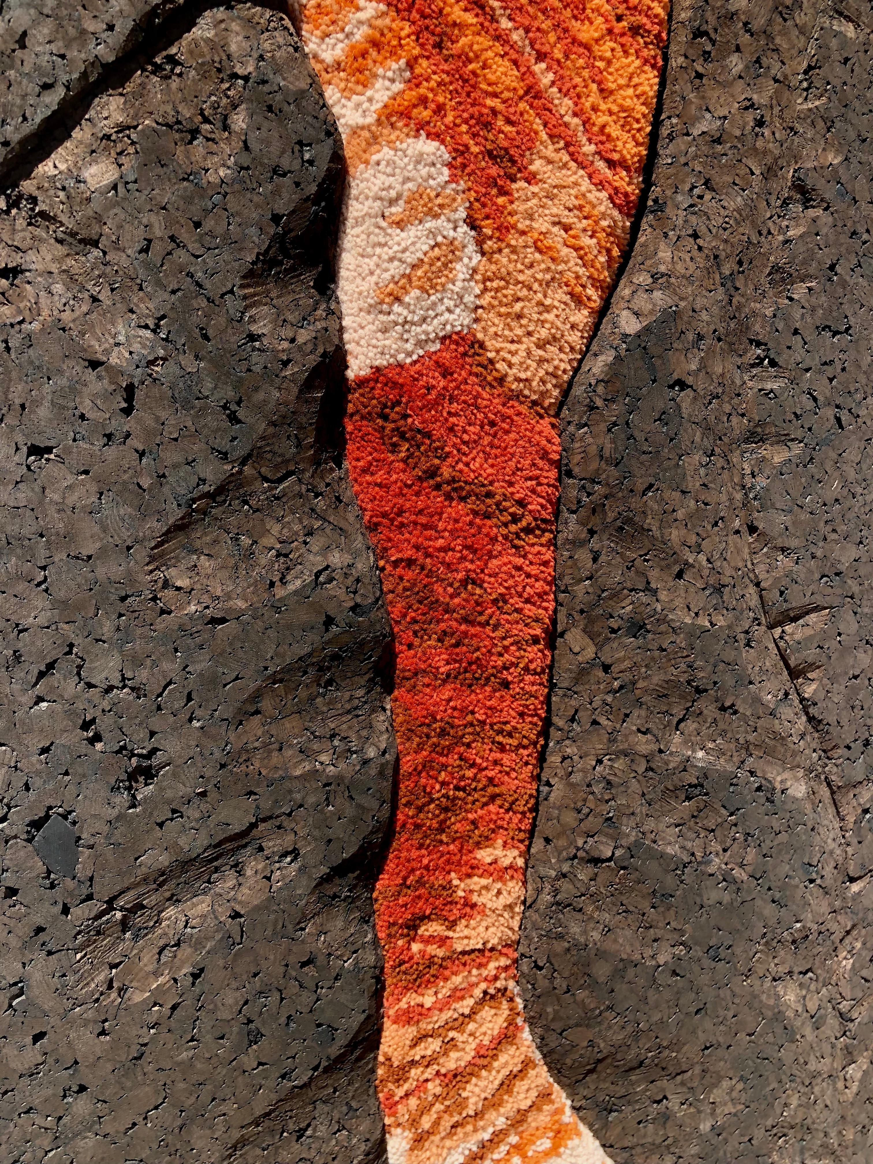 Sculpté à la main Tapisserie murale contemporaine en laine faite main, cadre en liège noir, orange, par OHXOJA en vente