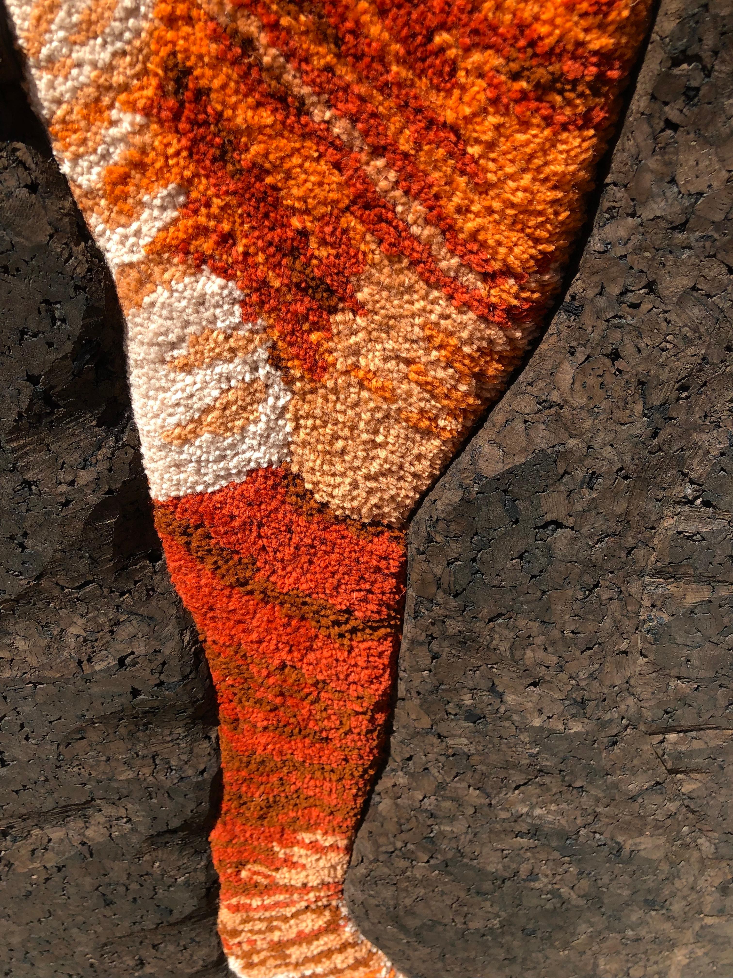 Handgefertigter Contemporary Woll-Wandteppich, schwarzer Korkrahmen, orange, von OHXOJA im Zustand „Neu“ im Angebot in Almada, PT