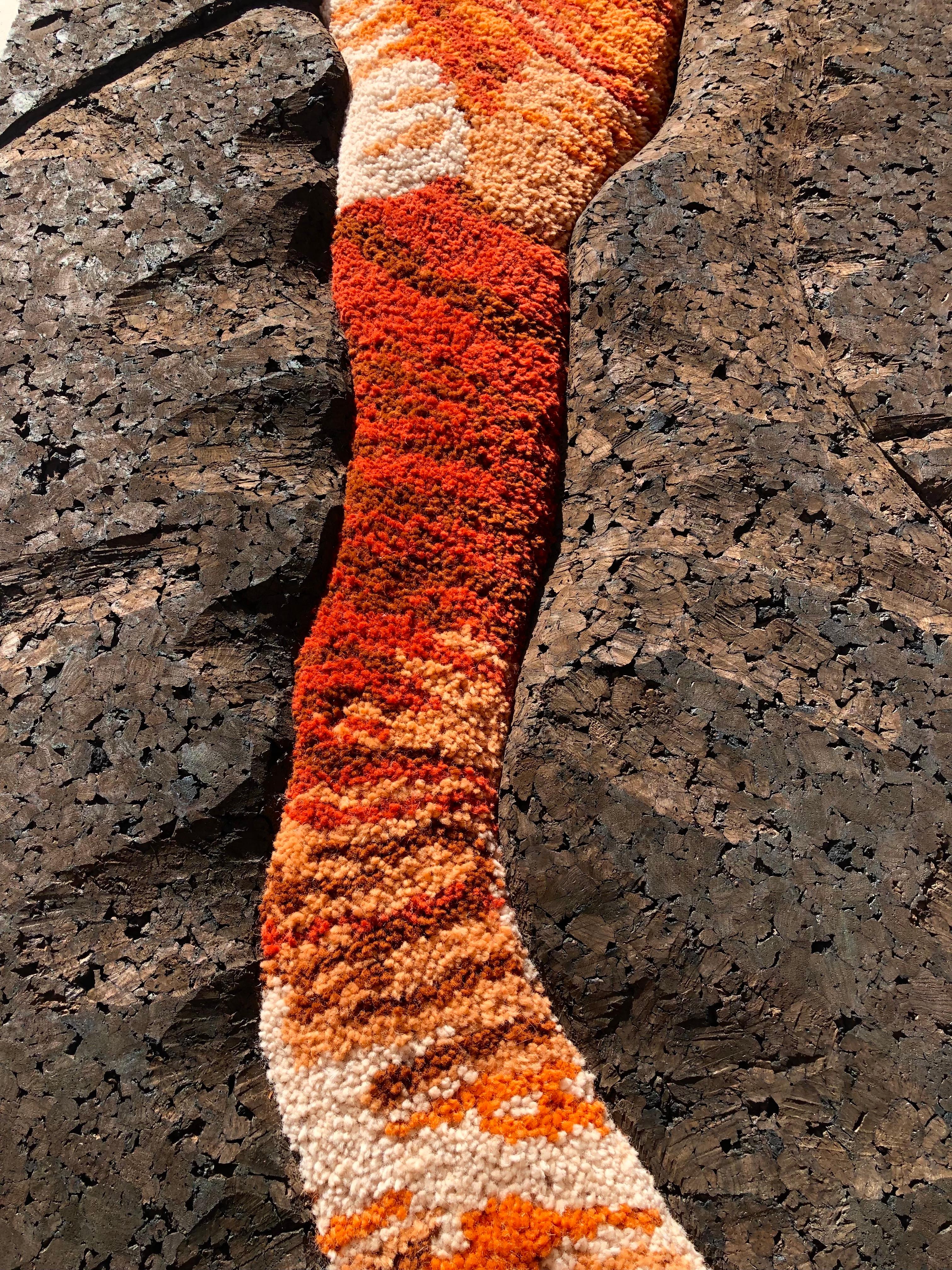 Handgefertigter Contemporary Woll-Wandteppich, schwarzer Korkrahmen, orange, von OHXOJA (21. Jahrhundert und zeitgenössisch) im Angebot