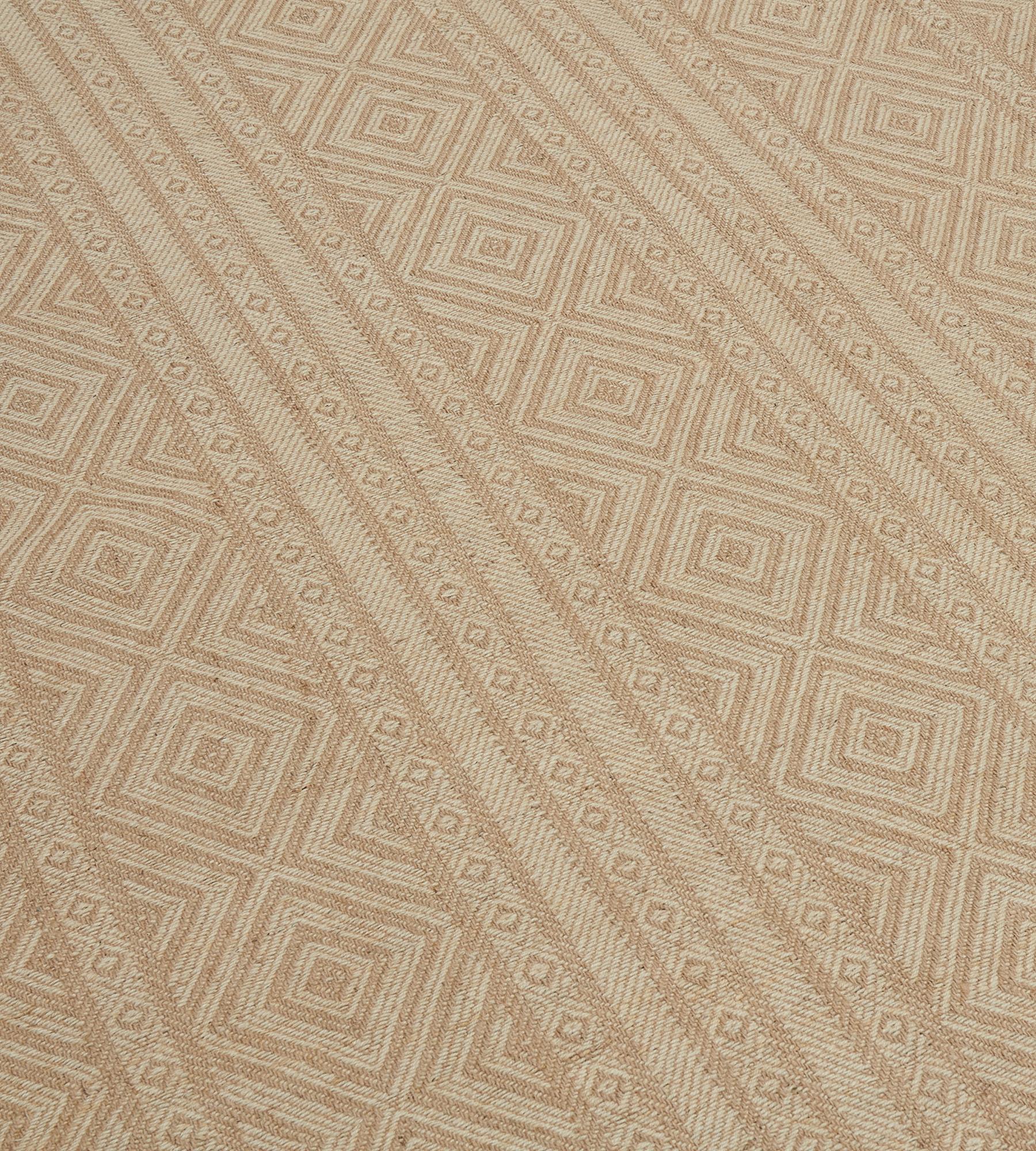 Dieses Design ist Teil der Mansour Modern Kollektion und wird von Meisterwebern unter Verwendung der besten Techniken und MATERIALIEN handgewebt.