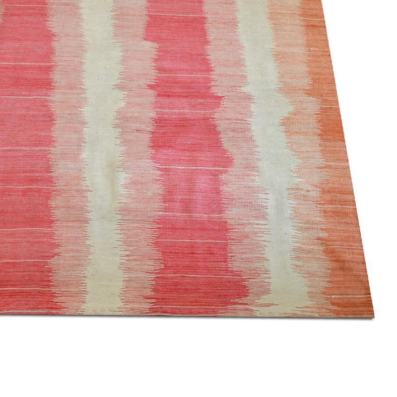 Contemporary kilim handmade in 100% wool of 2.90 x 2.10 m.
- Aged and nuanced colors that will add warmth.
- The combination is perfect resulting in a unique and exclusive handmade rug.
- It will be perfect in modern and youthful environments.
- Our