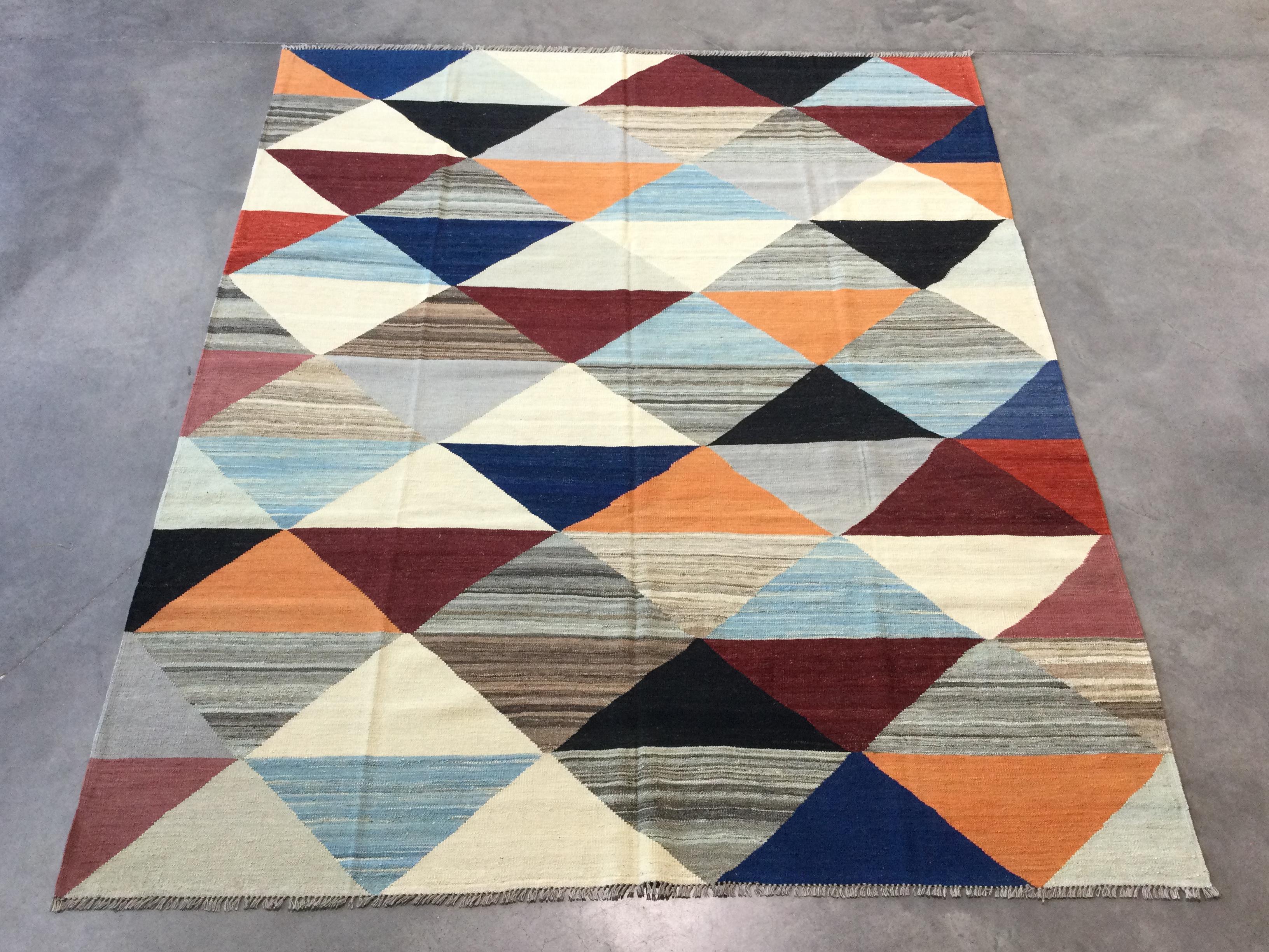 Contemporary kilim handmade in Zigler's craft workshops in Pakistan.
- Handcrafted with aged wool.
- By not having edges, this type of pieces will perfectly focus on a decorative environment.
- Our clients love this type of carpet so much for living