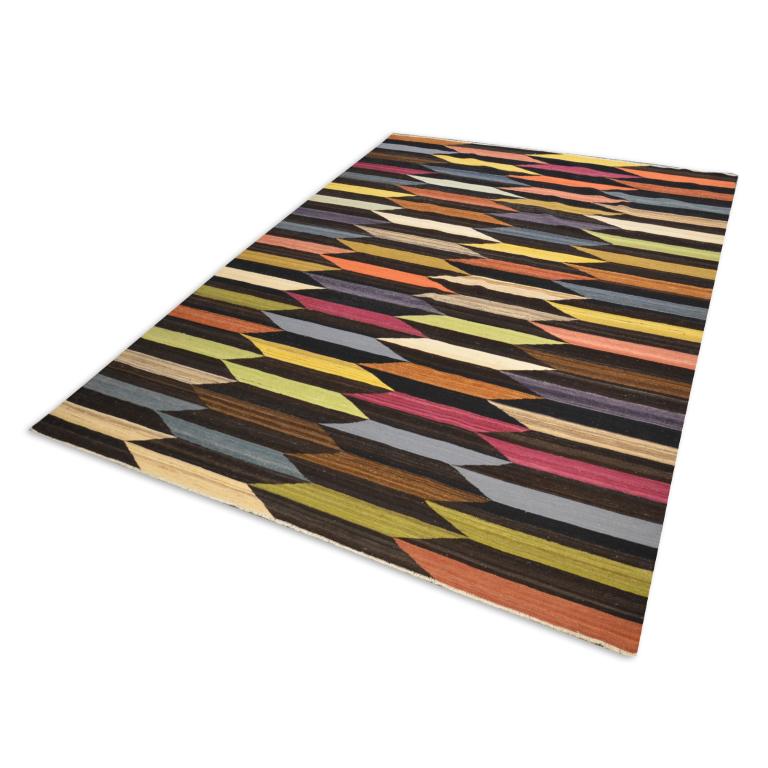 Contemporary Kilim handmade, with wool aged in multi-color tones.
- By not having borders this type of pieces will focus perfectly on a decorative environment.
- Modern and with character that will add a touch of elegance and design to the room.
-