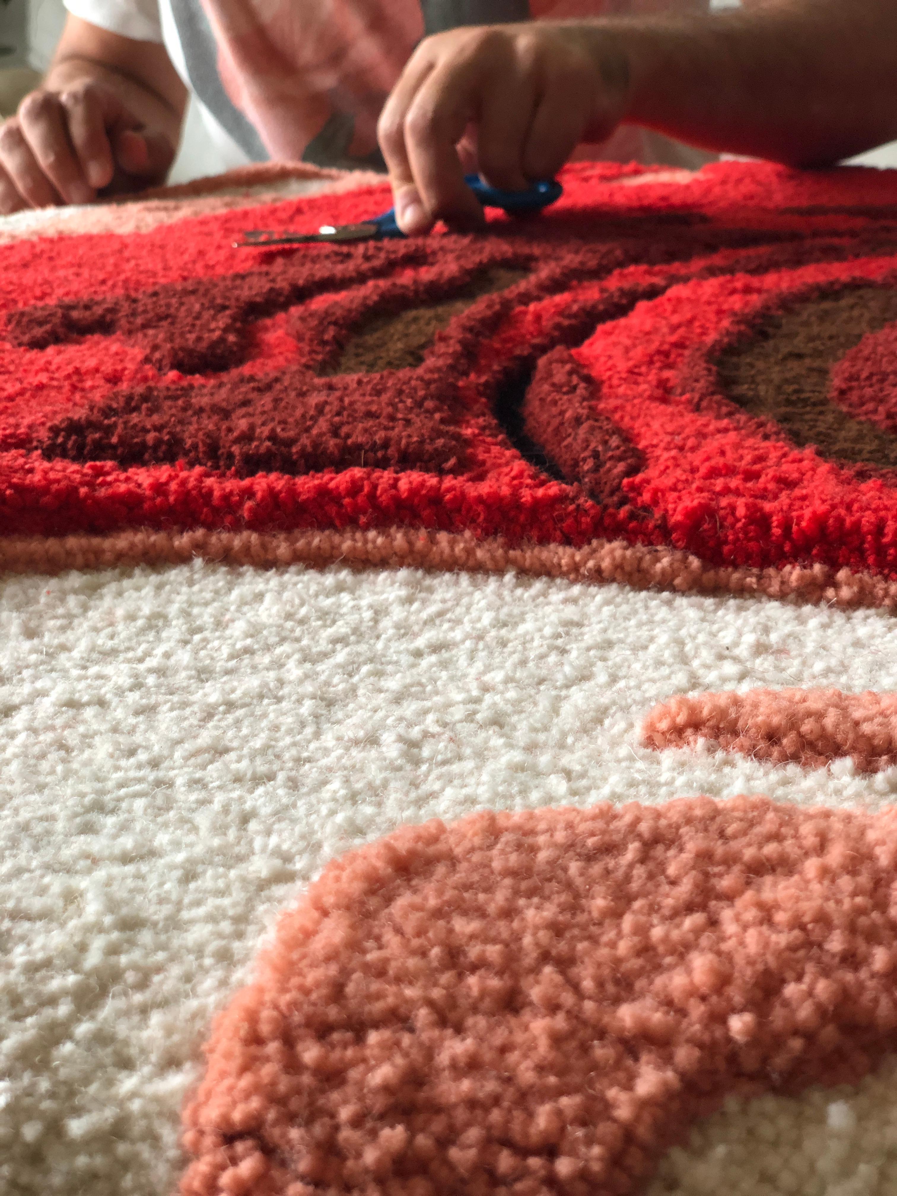 Handmade Contemporary Wool Round Rug, Red, Rubrum by Ohxoja In New Condition For Sale In Almada, PT