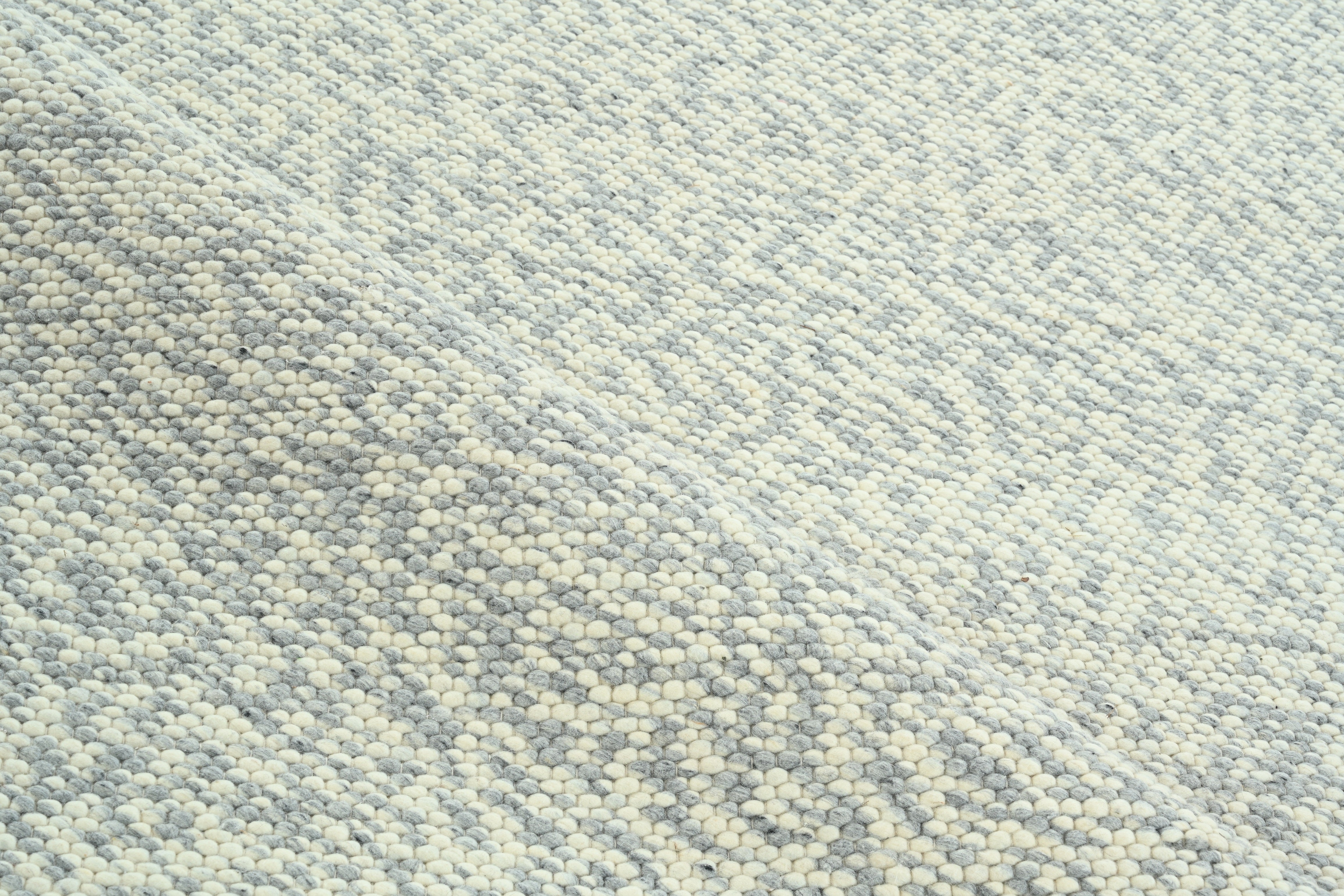 Tappeto di lana contemporaneo fatto a mano in beige e grigio tenue, design minimalista e strutturato in vendita