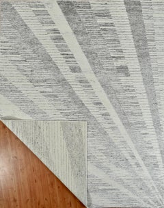 Handgefertigter zeitgenössischer Wollteppich in Elfenbein und Taupe mit diagonalem abstraktem Muster