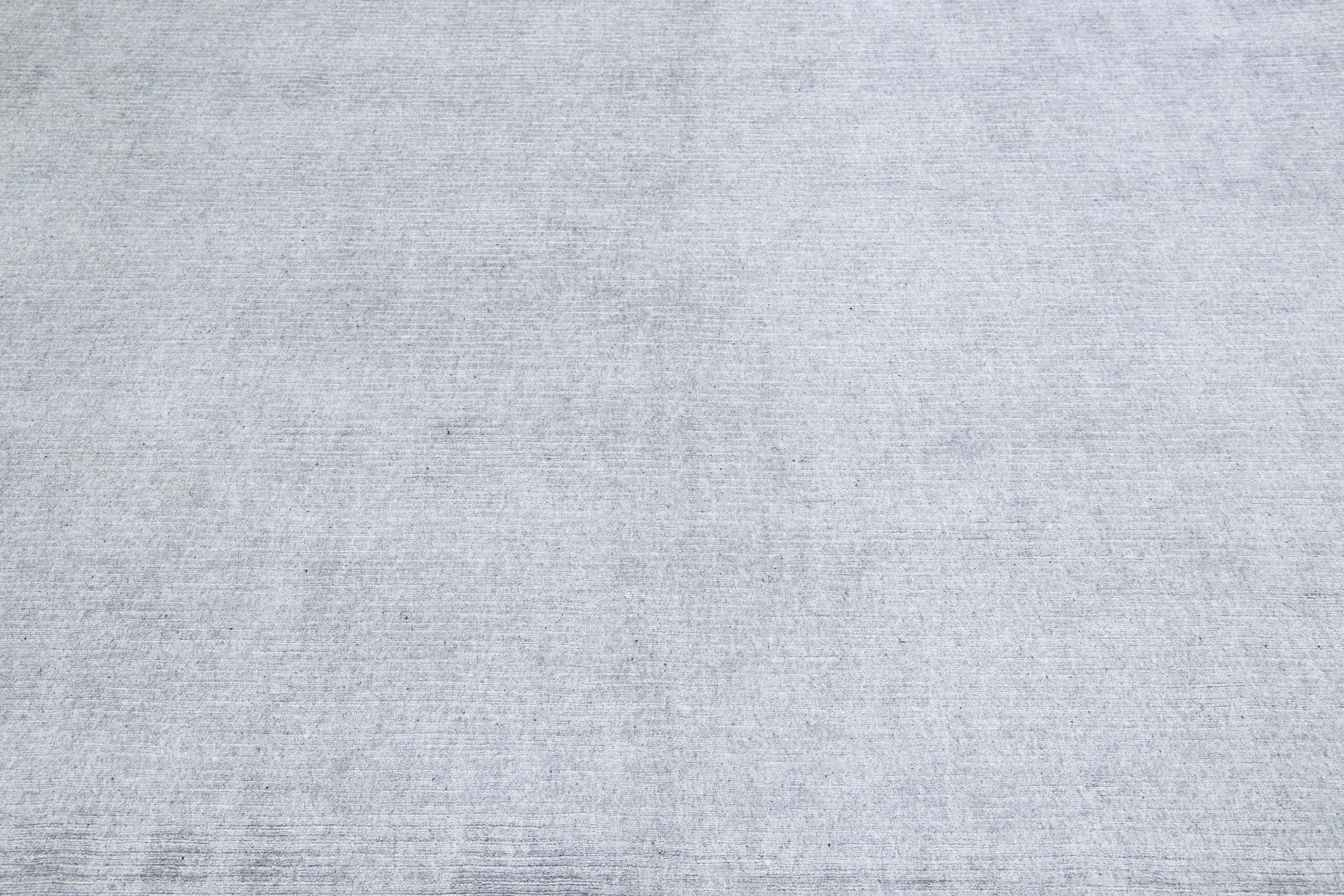 Handgefertigter zeitgenössischer Teppich aus Wolle und Seide mit massivem hellgrauem Motiv (Moderne) im Angebot