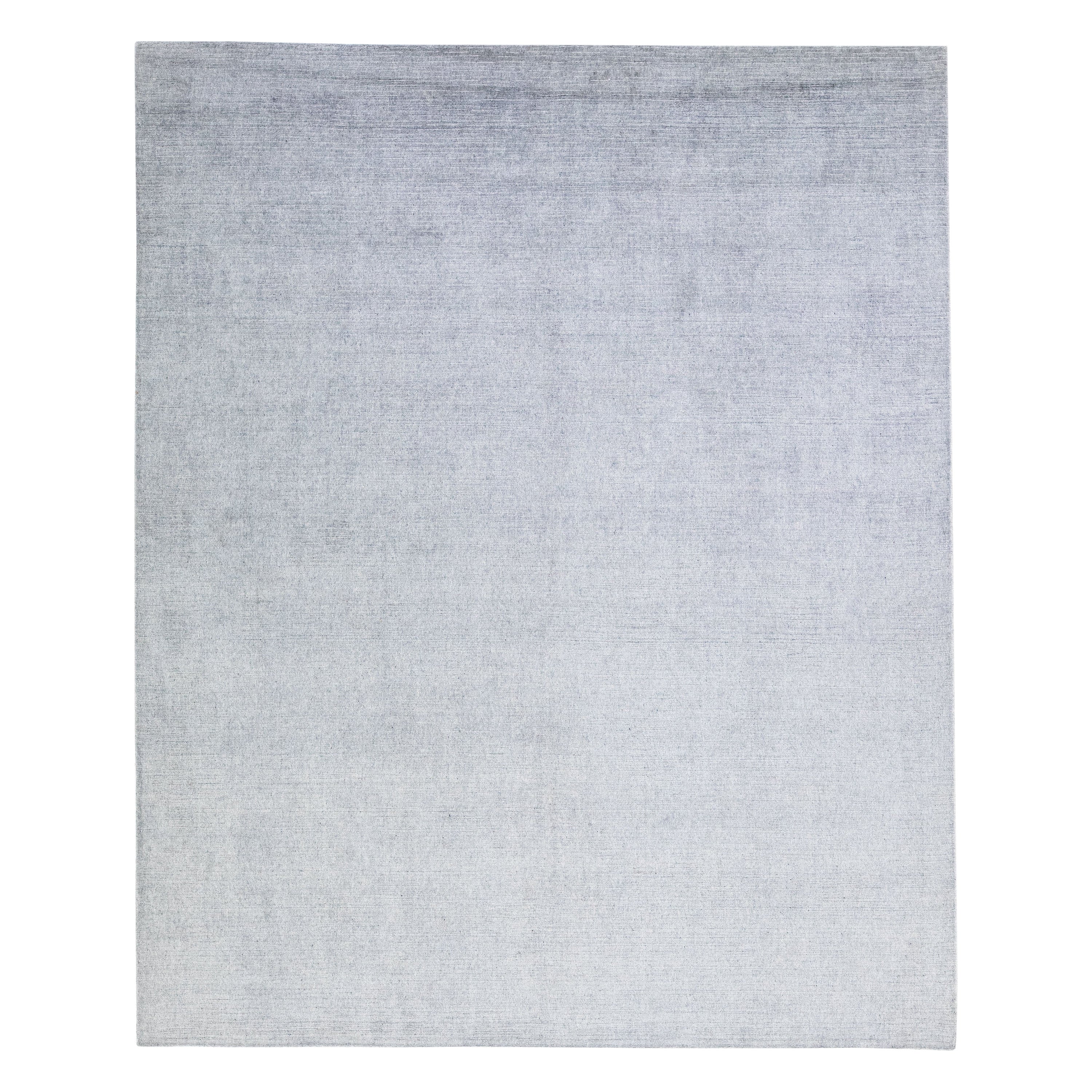 Tapis contemporain en laine et soie fait à la main avec un motif gris clair massif en vente