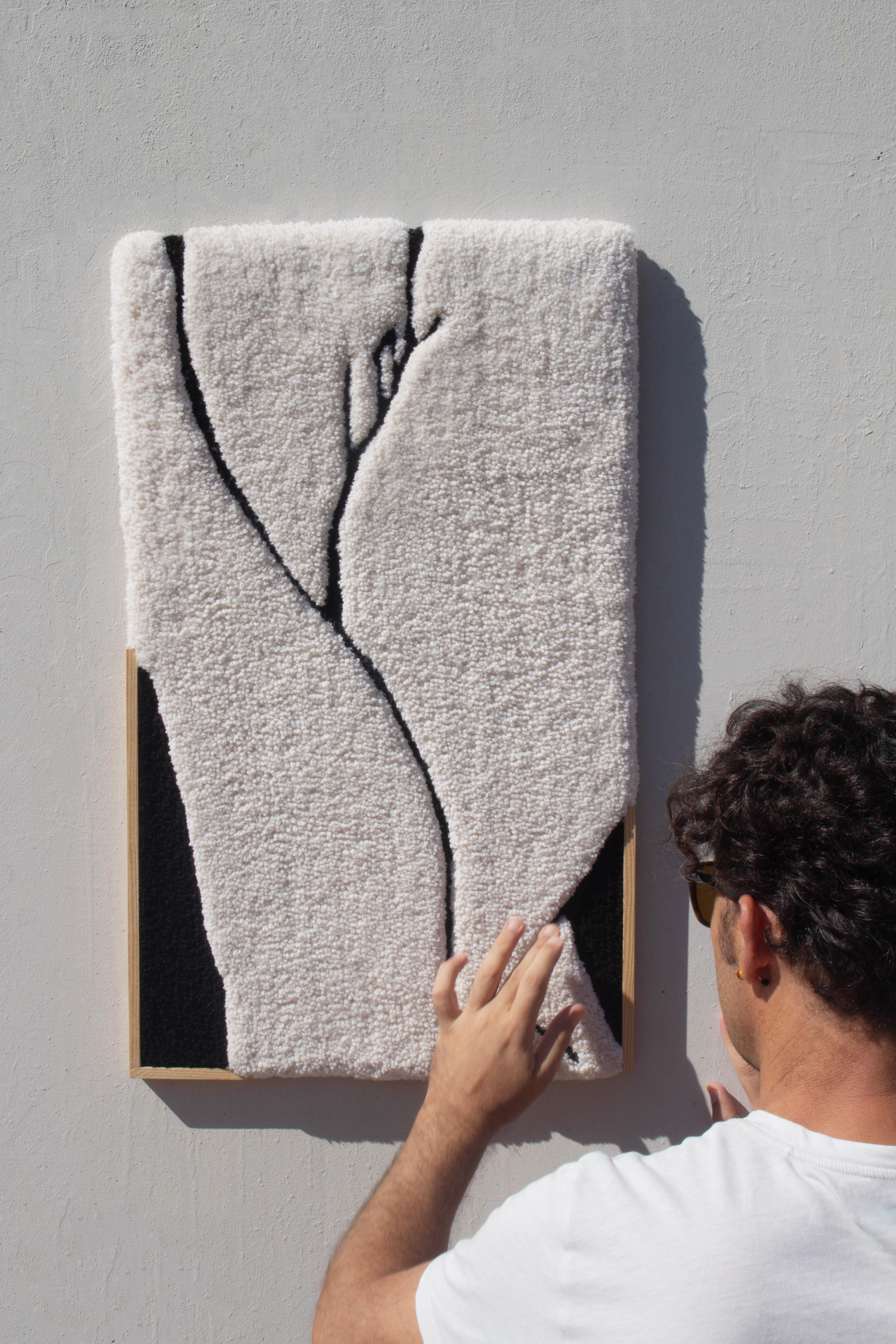 Sculpté à la main Tapisserie murale contemporaine en laine faite main Noir Blanc Nude par Ohxoja en vente