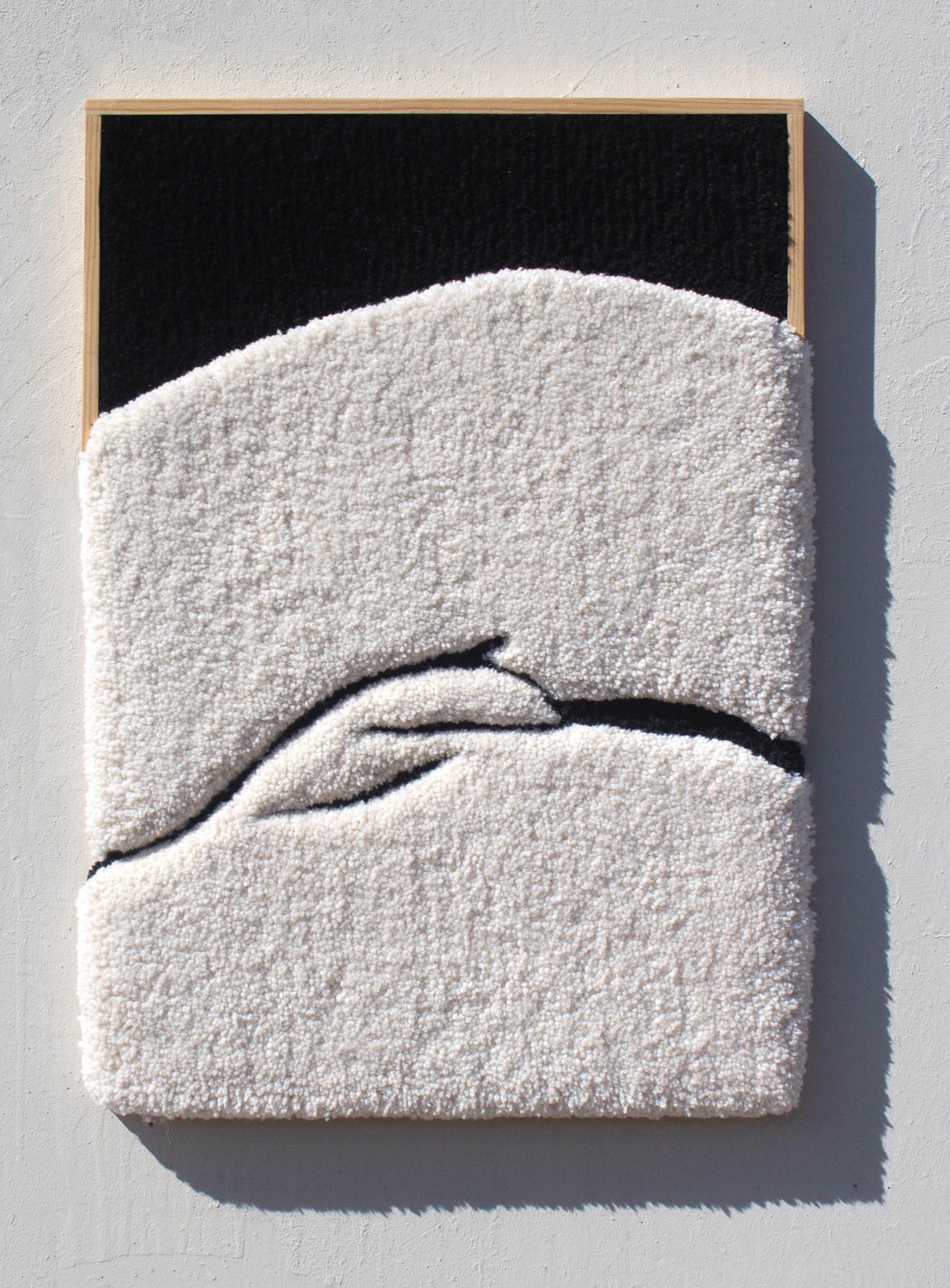 Handgefertigte Contemporary Wool Wandbehang Wandteppich Schwarz Weiß Nackt von Ohxoja