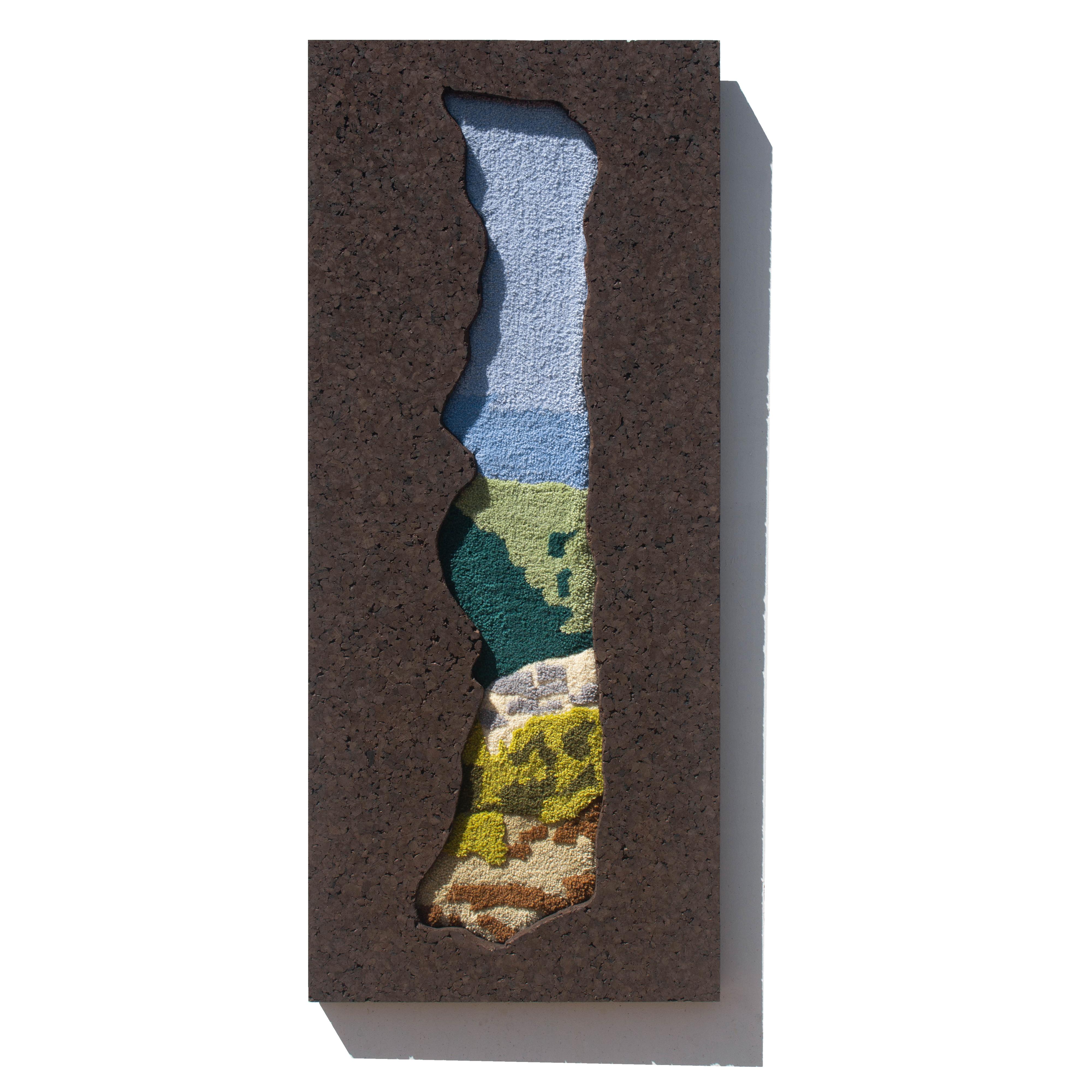 Der Wandteppich JANELA DISCRETA stellt ein Fenster zu einer wunderschönen portugiesischen Landschaft dar. Handgefertigter zeitgenössischer Wandteppich aus reiner portugiesischer Wolle, mit Tufting-Pistole und Schnitztechniken, das Bassrelief ist mit