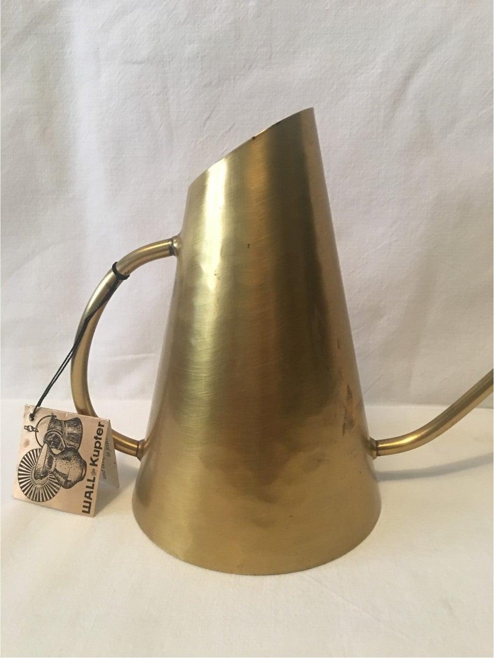 Handmade watering can with long spout from the German Company Wall, Kupfer from the early 1970s. Hold 0.5 liters. Lovely decor and functionality as well.
Handgemachte Wasserkanne mit Langem Ausgießer von der Deutschen firma wall, Kupfer aus den