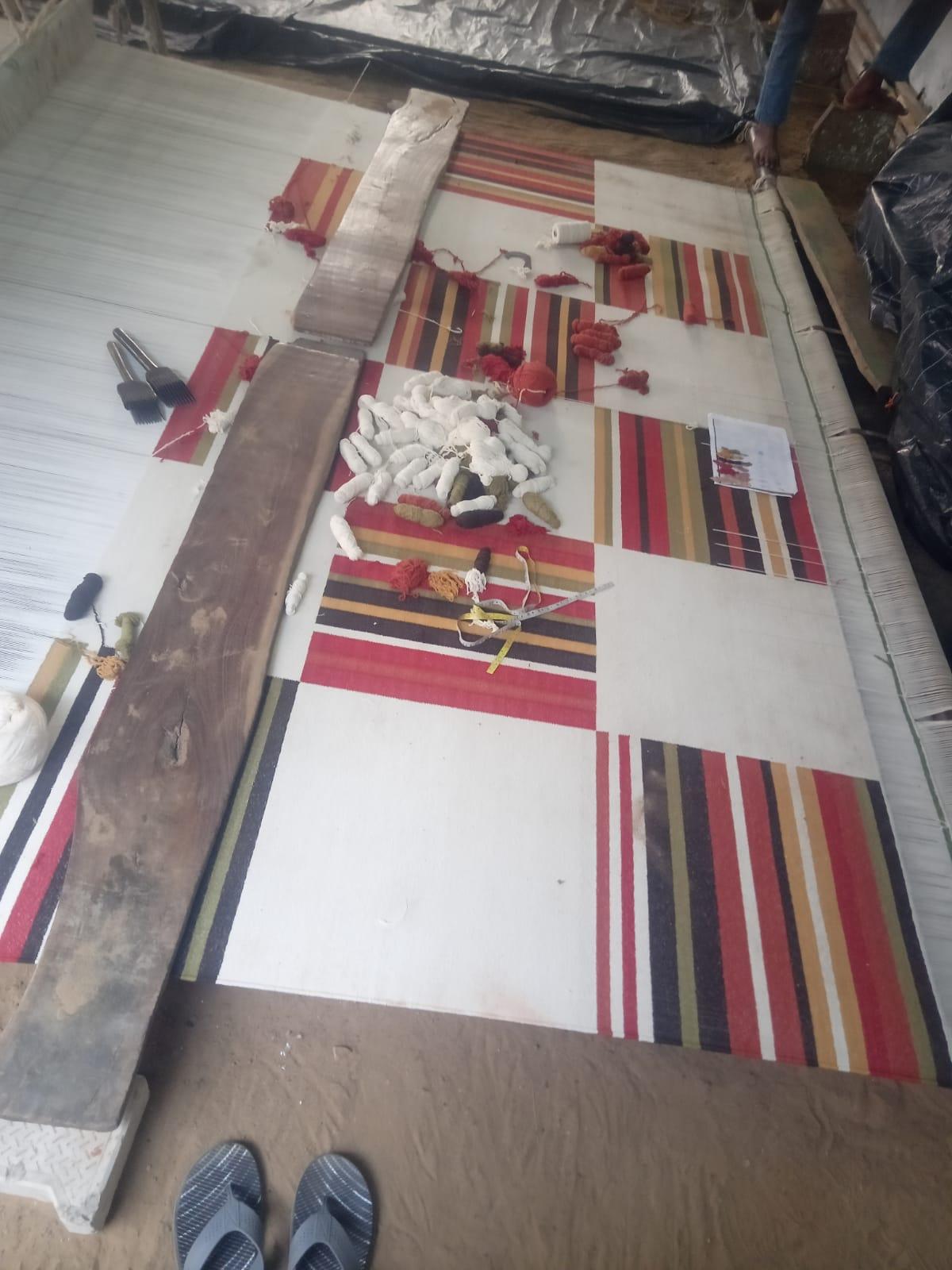 Tappeto a tessitura piatta in cotone fatto a mano, 10x10 Crema, Rosso, Verde Piastrella Indiana Dhurrie in vendita 3