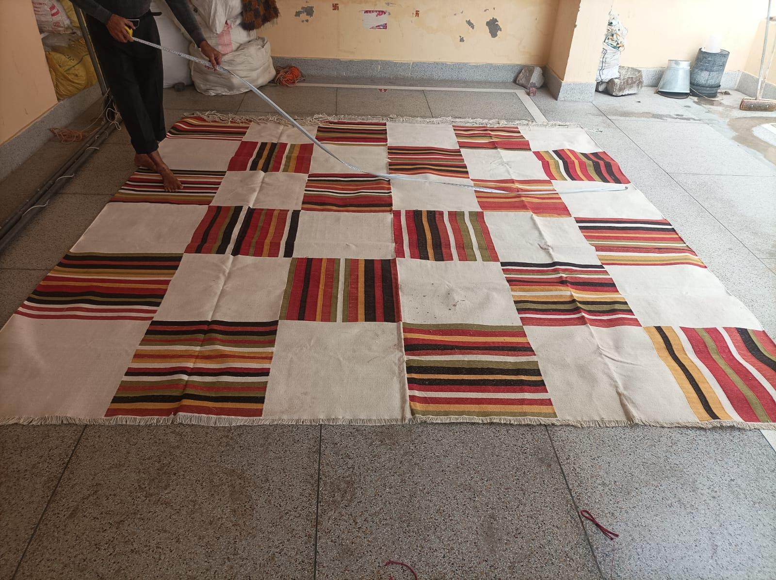 Tappeto a tessitura piatta in cotone fatto a mano, 10x10 Crema, Rosso, Verde Piastrella Indiana Dhurrie in vendita 4