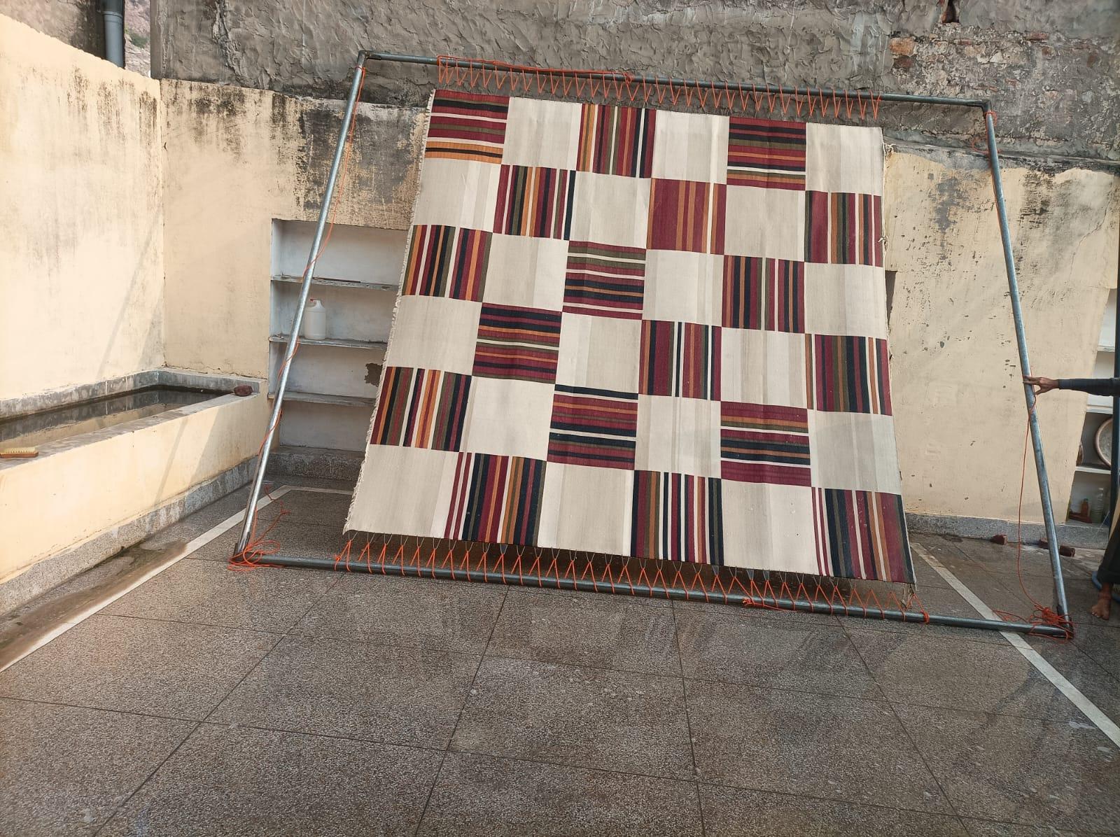 Tappeto a tessitura piatta in cotone fatto a mano, 10x10 Crema, Rosso, Verde Piastrella Indiana Dhurrie in vendita 5