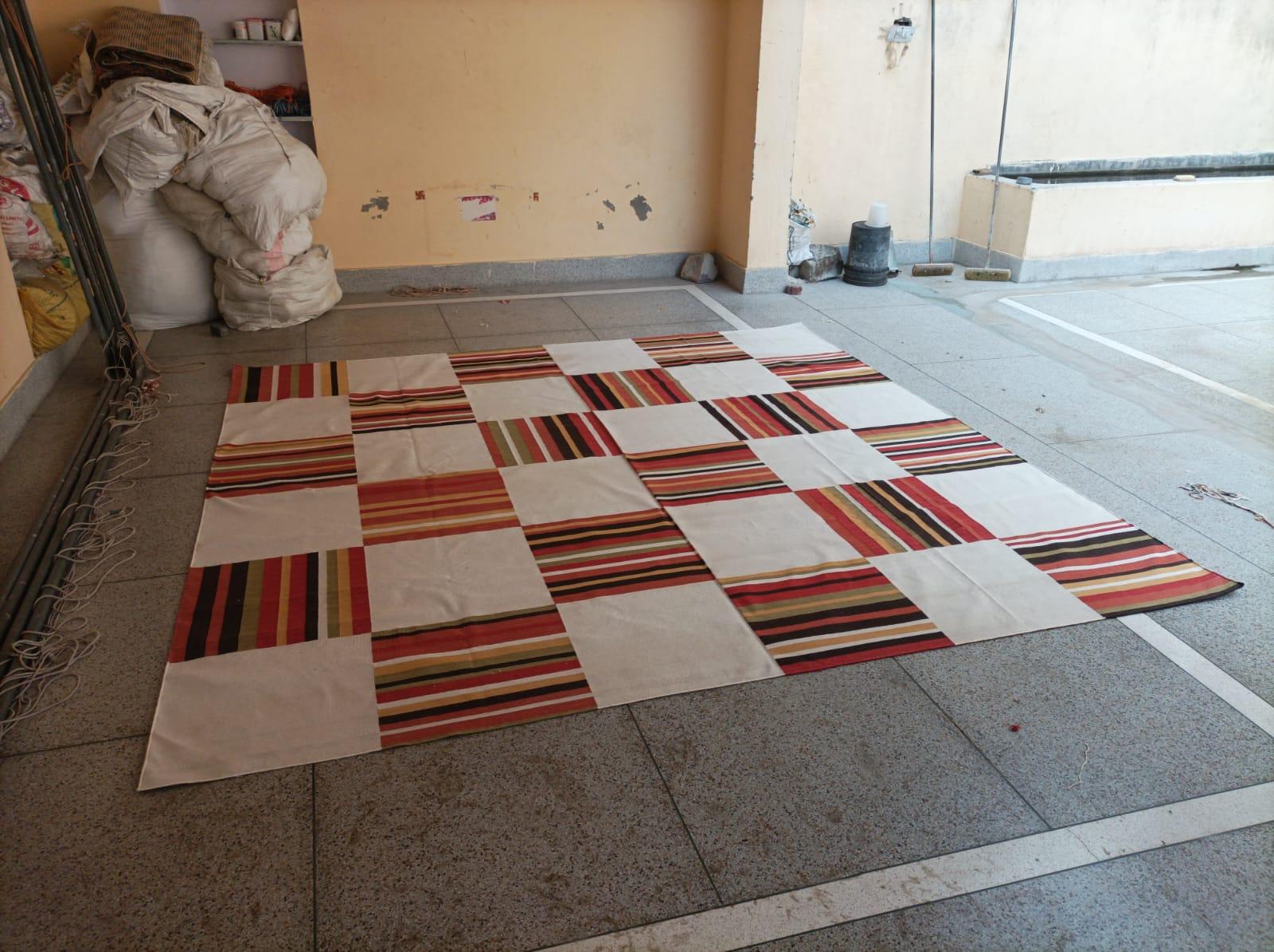 Tappeto a tessitura piatta in cotone fatto a mano, 10x10 Crema, Rosso, Verde Piastrella Indiana Dhurrie in vendita 10