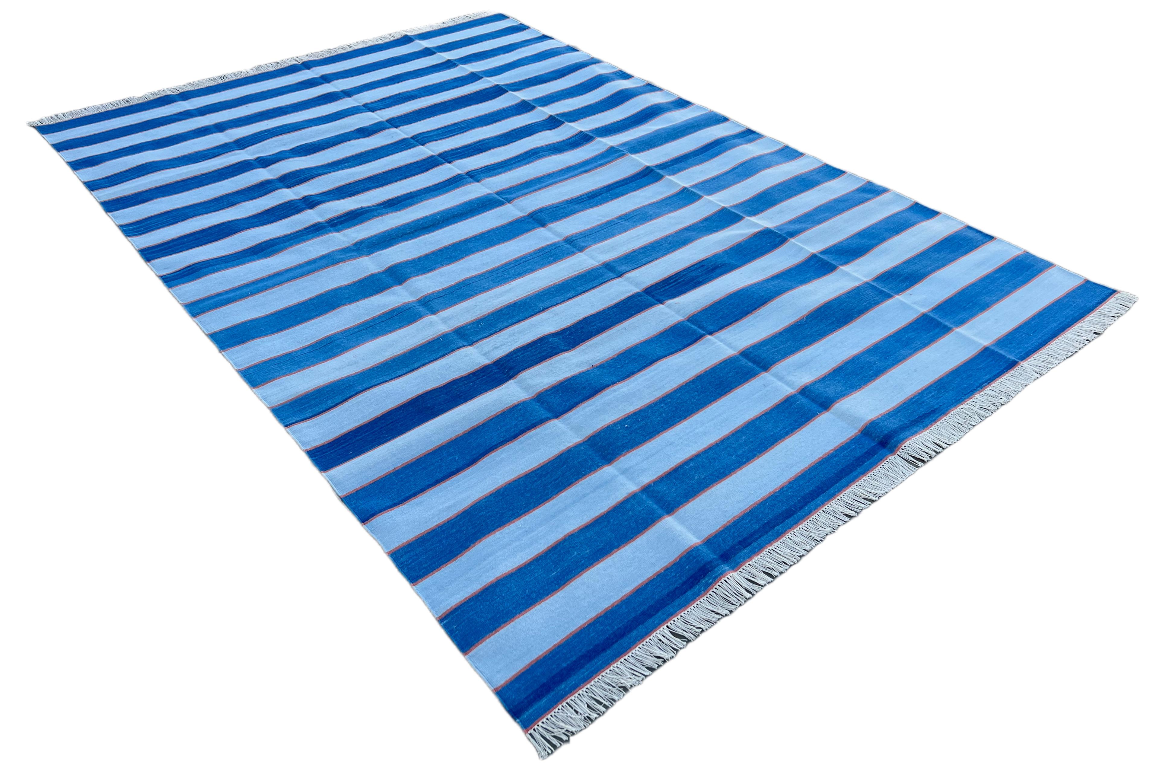 Tappeto Dhurrie indiano in cotone tinto al vegetale a righe blu indaco e arancione 10'x11' 
Queste speciali dhurry a trama piatta sono tessute a mano con un filo di cotone 100% a 15 strati. A causa delle speciali tecniche di produzione utilizzate