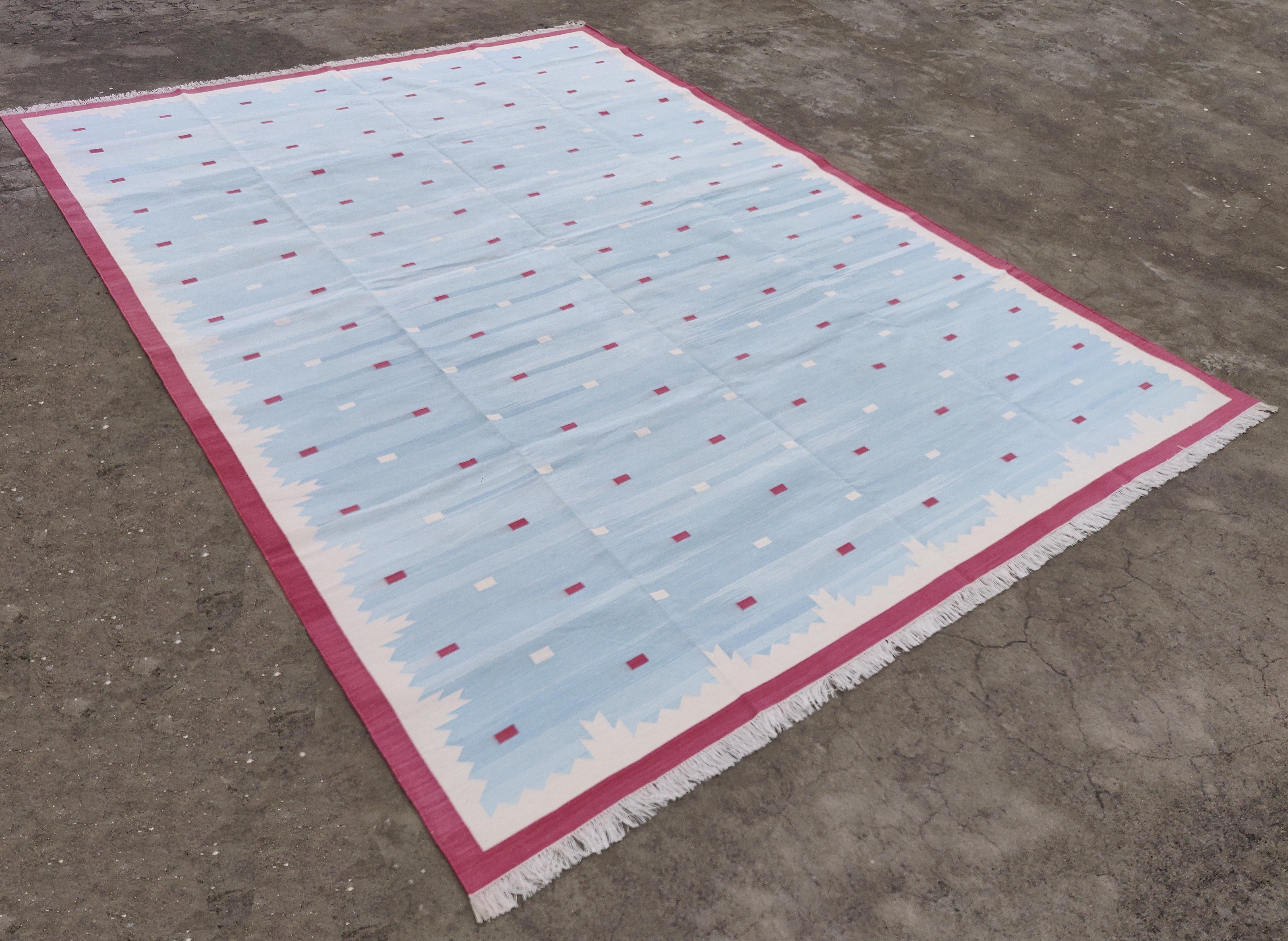 Vegetabil gefärbte Baumwolle Himmelblau, Creme & Himbeere Rosa Geometrischer Teppich-10'x14' 
Diese speziellen flachgewebten Dhurries werden aus 15-fachem Garn aus 100% Baumwolle handgewebt. Aufgrund der speziellen Fertigungstechniken, die zur
