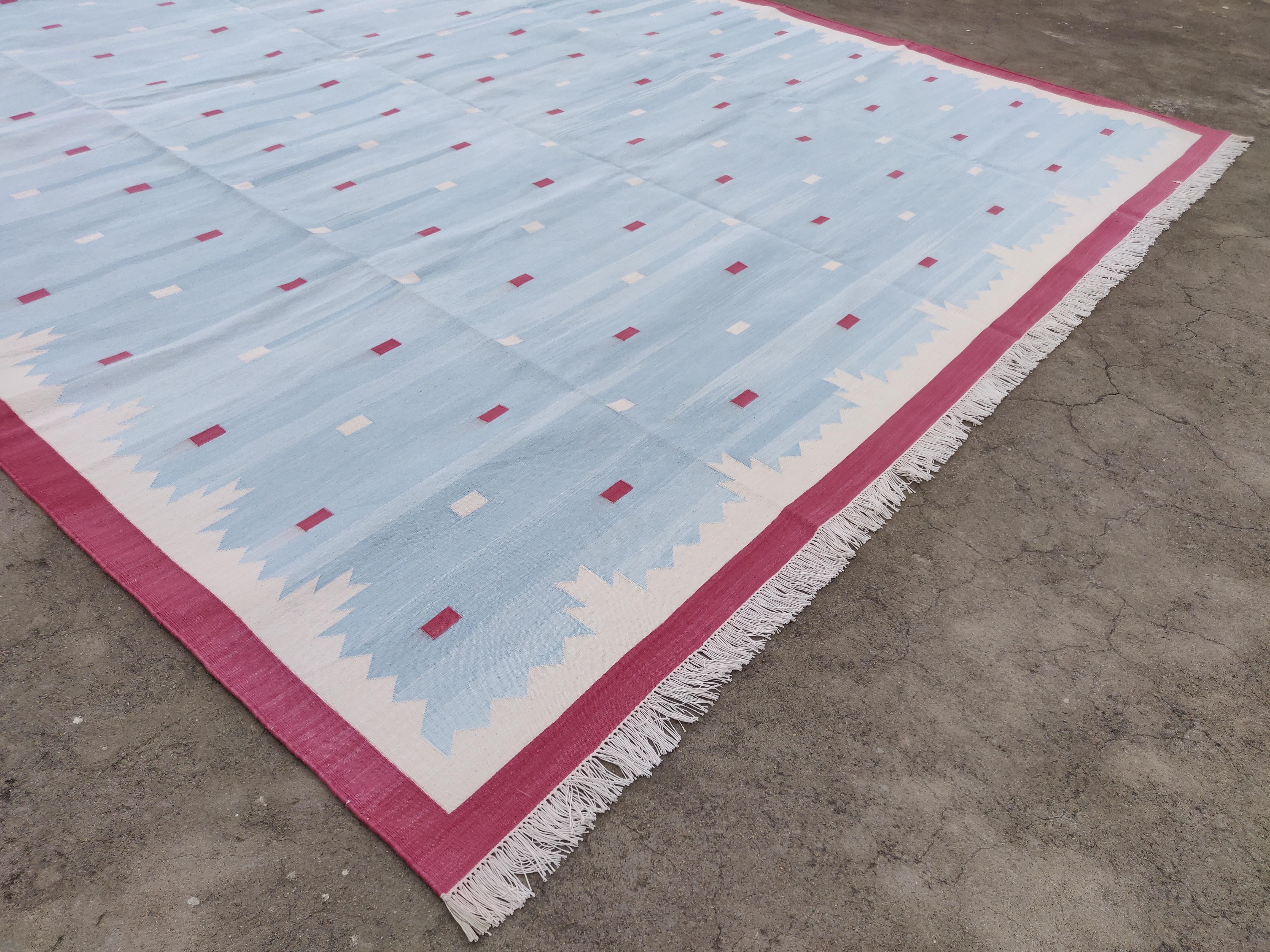 Handgefertigter flacher Baumwollteppich mit Flachgewebe, 10x14 Blauer und rosa geometrischer indischer Teppich (Indisch) im Angebot
