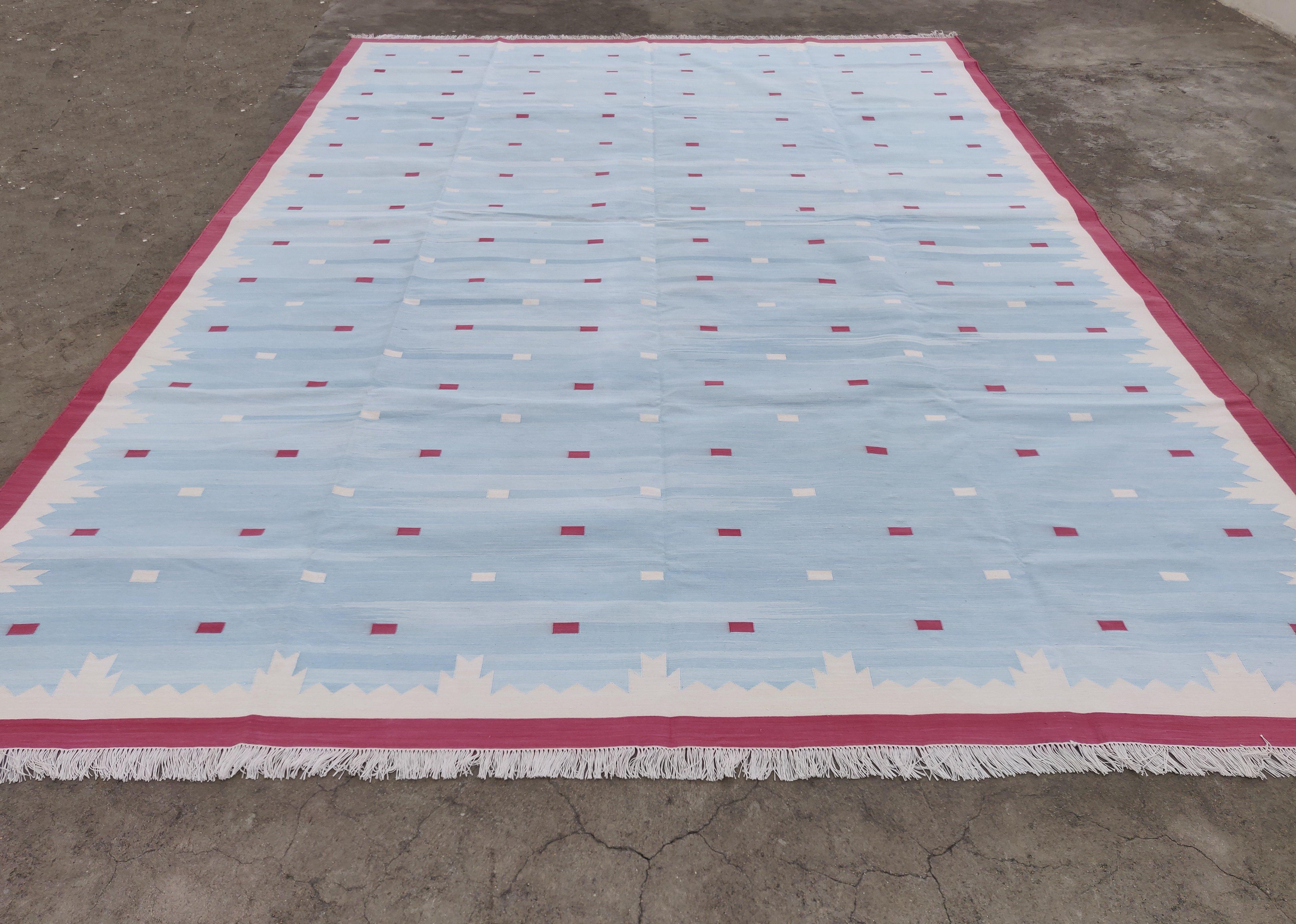 Handgefertigter flacher Baumwollteppich mit Flachgewebe, 10x14 Blauer und rosa geometrischer indischer Teppich (Handgewebt) im Angebot