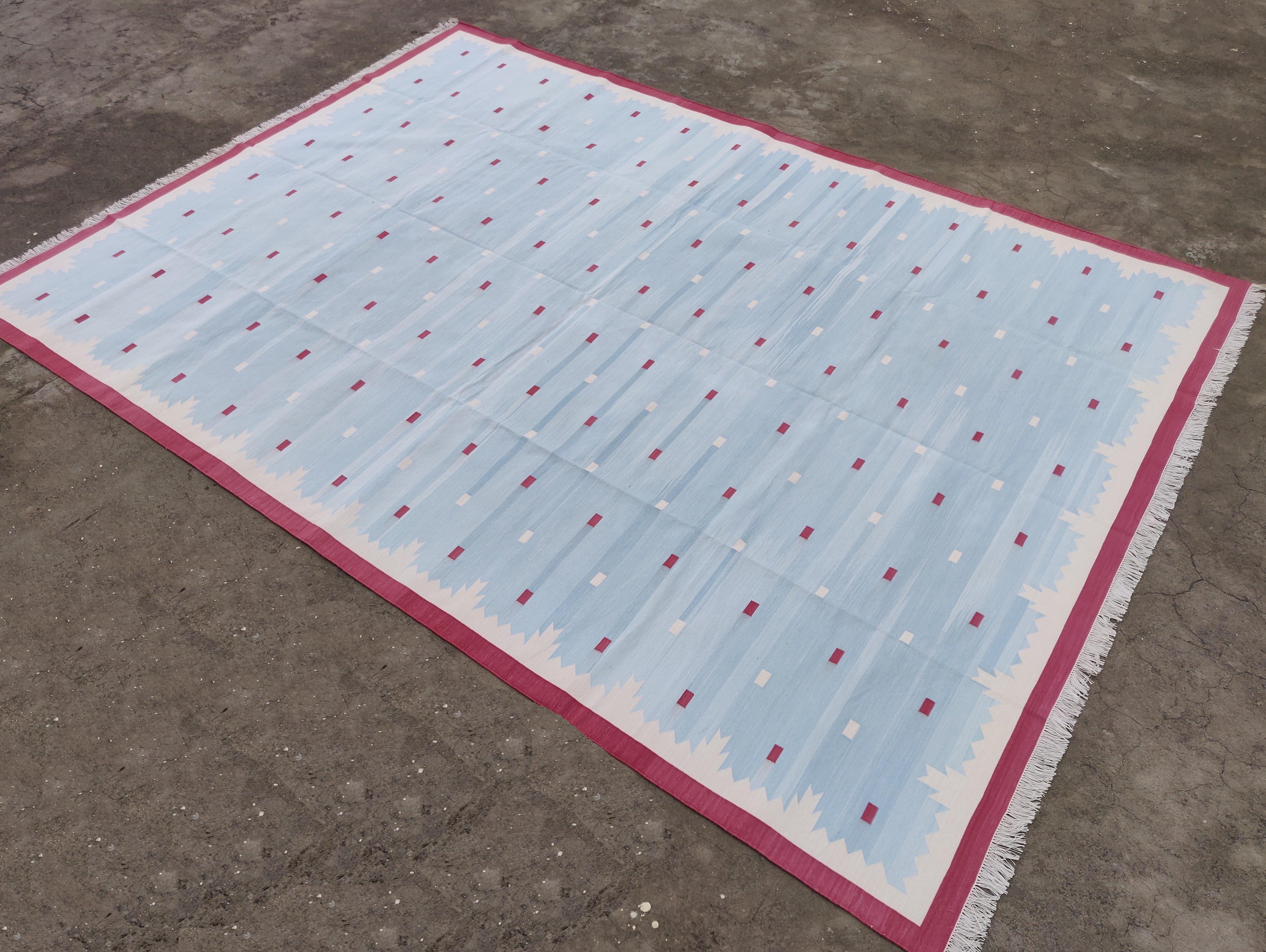 Handgefertigter flacher Baumwollteppich mit Flachgewebe, 10x14 Blauer und rosa geometrischer indischer Teppich im Angebot 1