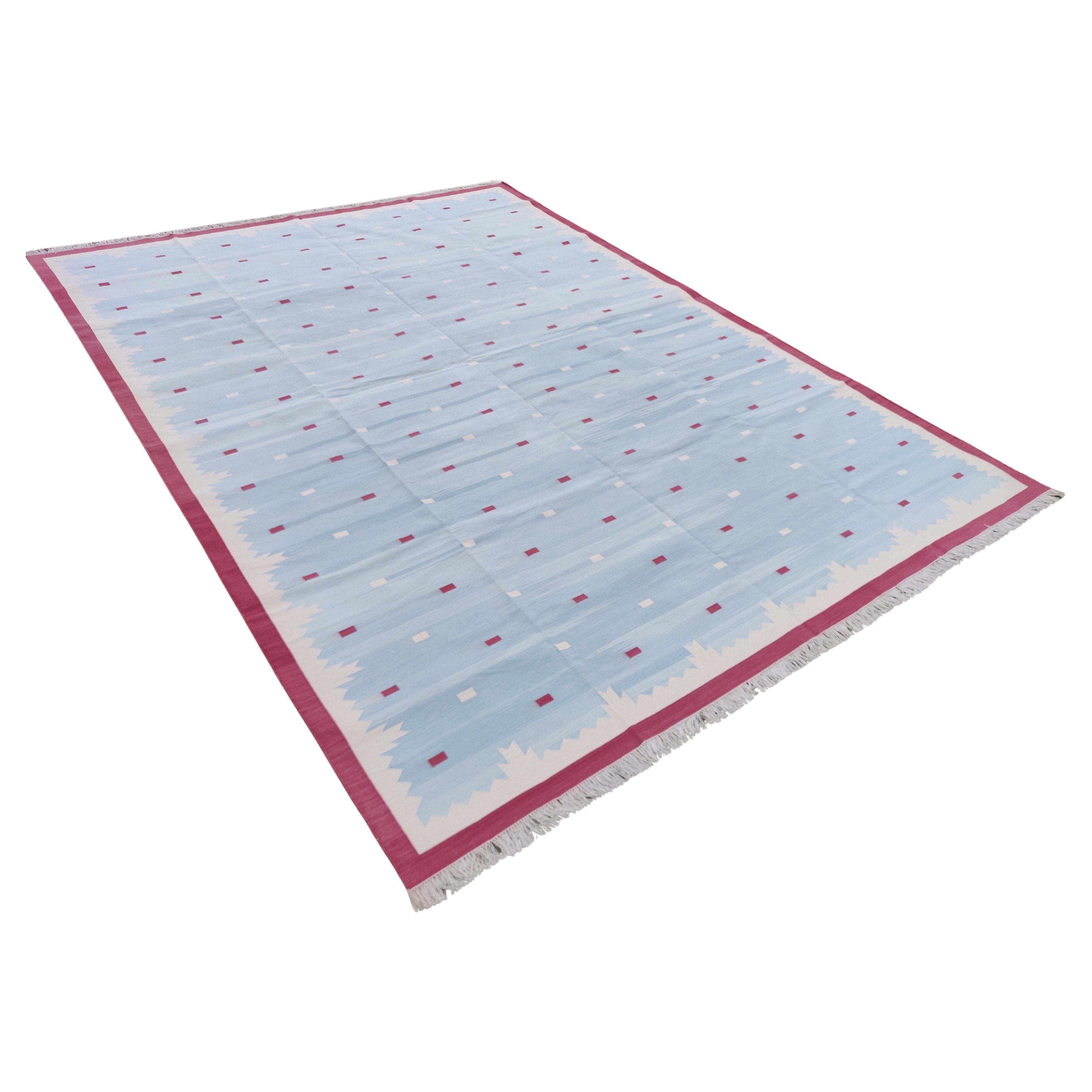 Handgefertigter flacher Baumwollteppich mit Flachgewebe, 10x14 Blauer und rosa geometrischer indischer Teppich im Angebot
