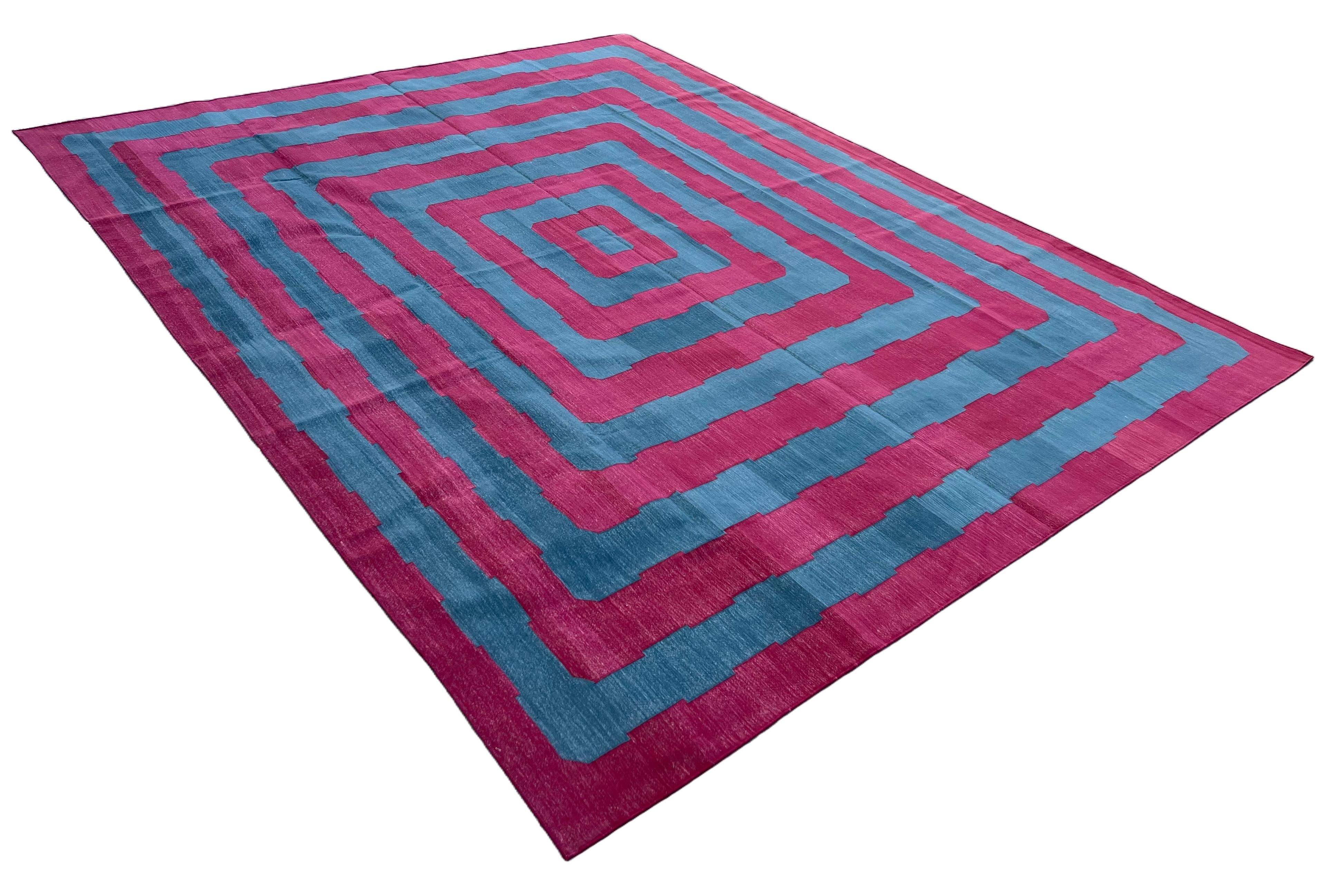 Baumwolle pflanzlich gefärbt Blau und Rosa Geometrisch Gestreift Indisch Dhurrie Teppich-10'x14' 

Diese speziellen flachgewebten Dhurries werden aus 15-fachem Garn aus 100% Baumwolle handgewebt. Aufgrund der speziellen Fertigungstechniken, die zur