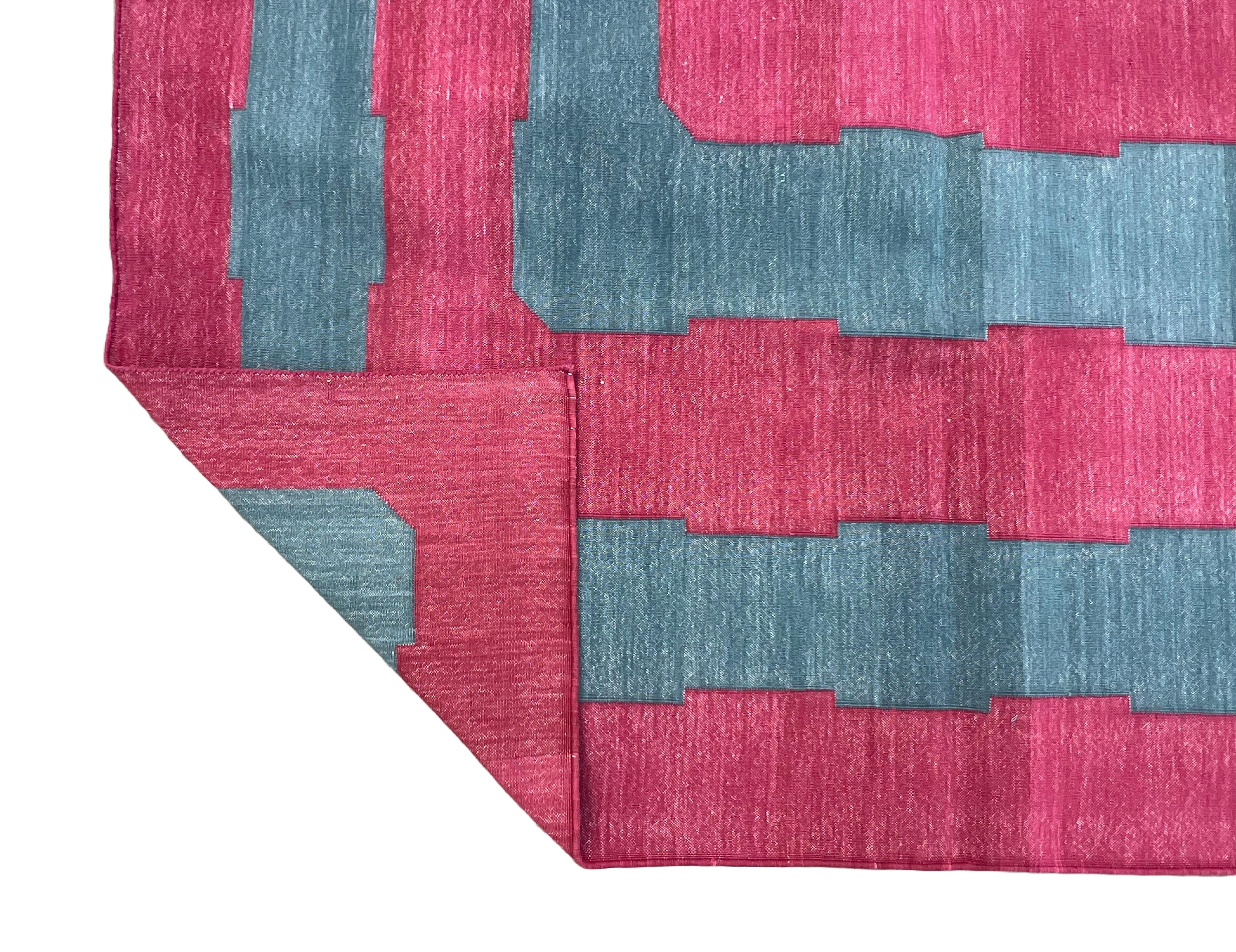 Handgefertigter Flachgewebe-Teppich aus Baumwolle, 10x14, blau und rosa gestreifter indischer Dhurrie (Indisch) im Angebot