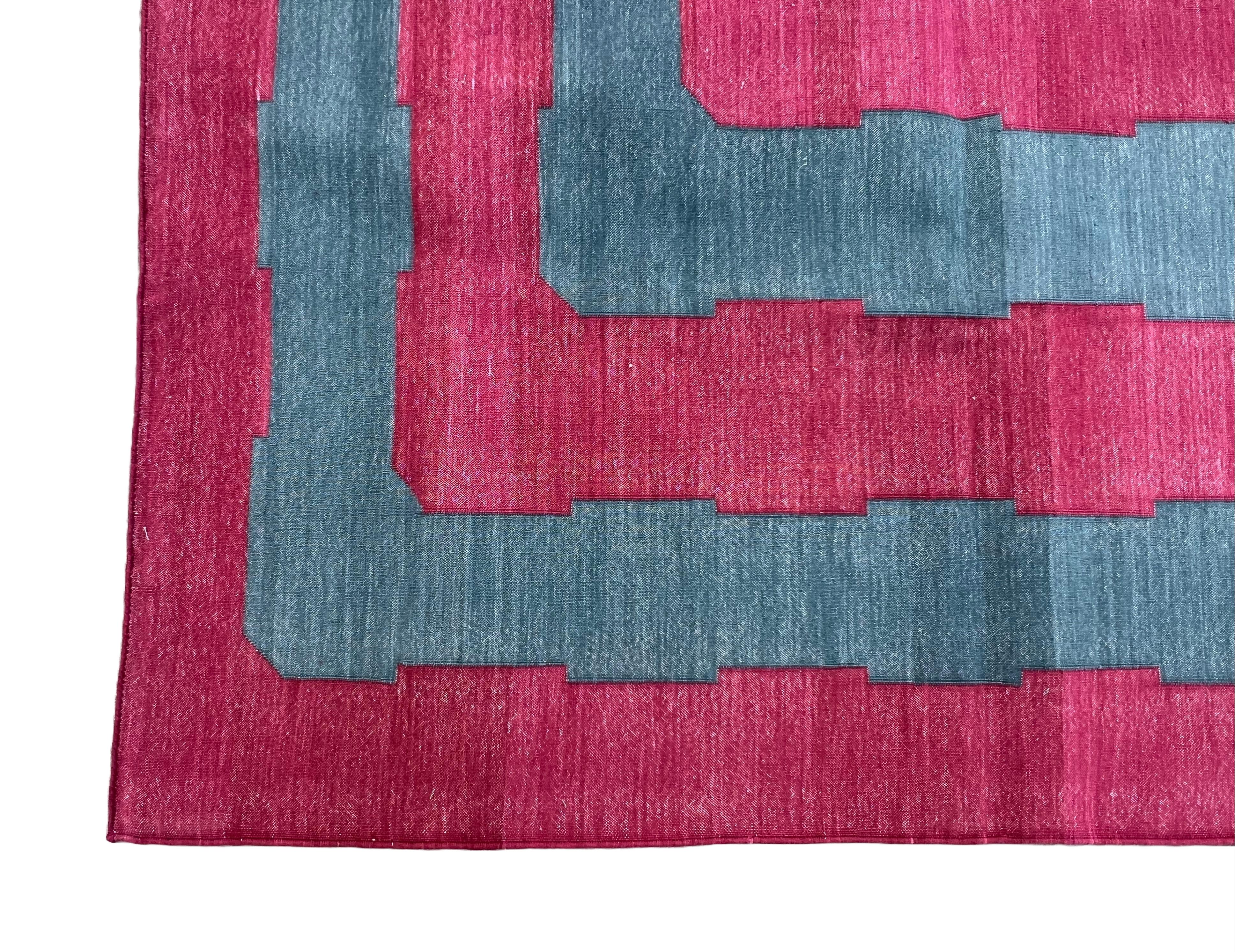 Handgefertigter Flachgewebe-Teppich aus Baumwolle, 10x14, blau und rosa gestreifter indischer Dhurrie (Handgewebt) im Angebot