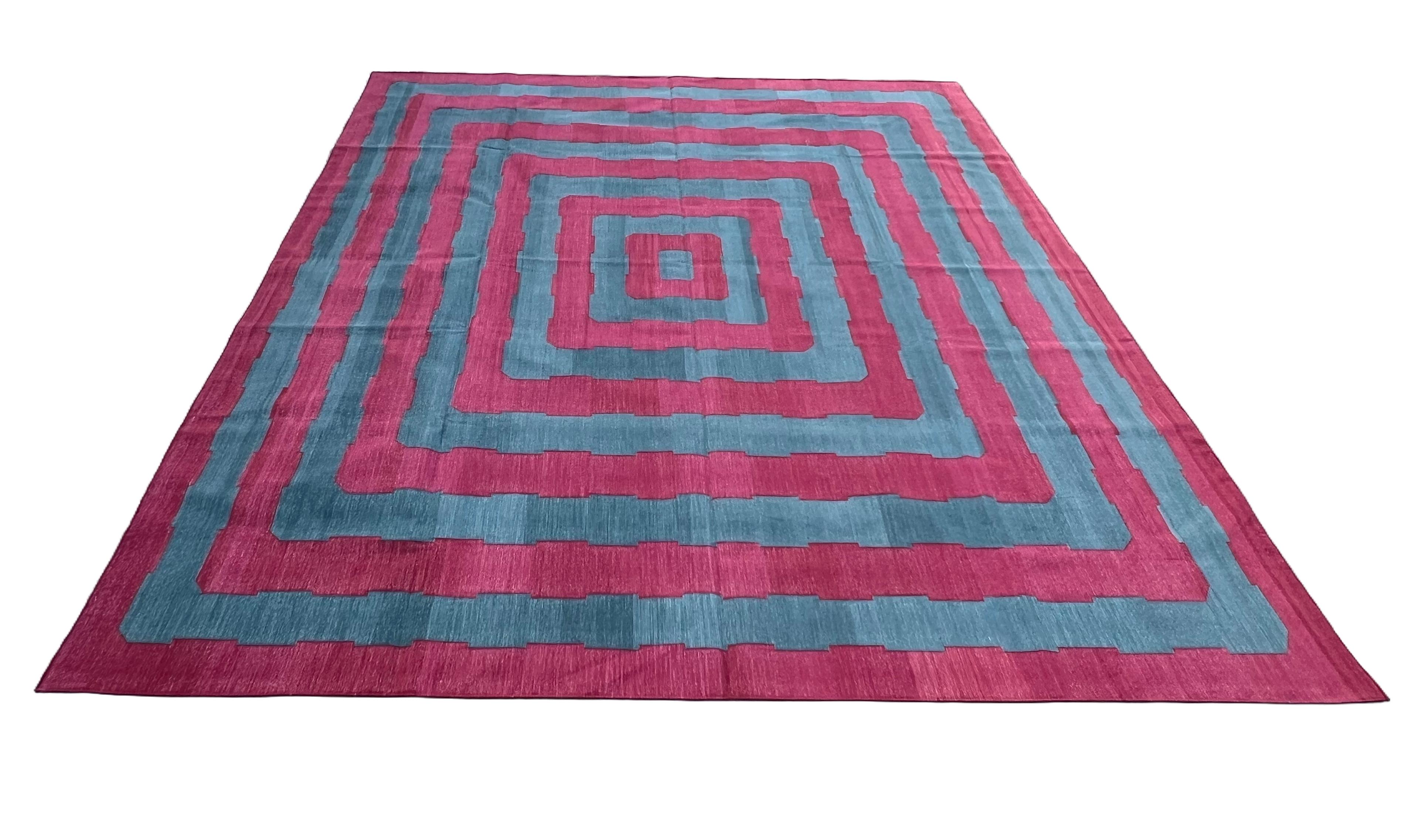 Handgefertigter Flachgewebe-Teppich aus Baumwolle, 10x14, blau und rosa gestreifter indischer Dhurrie im Angebot 1