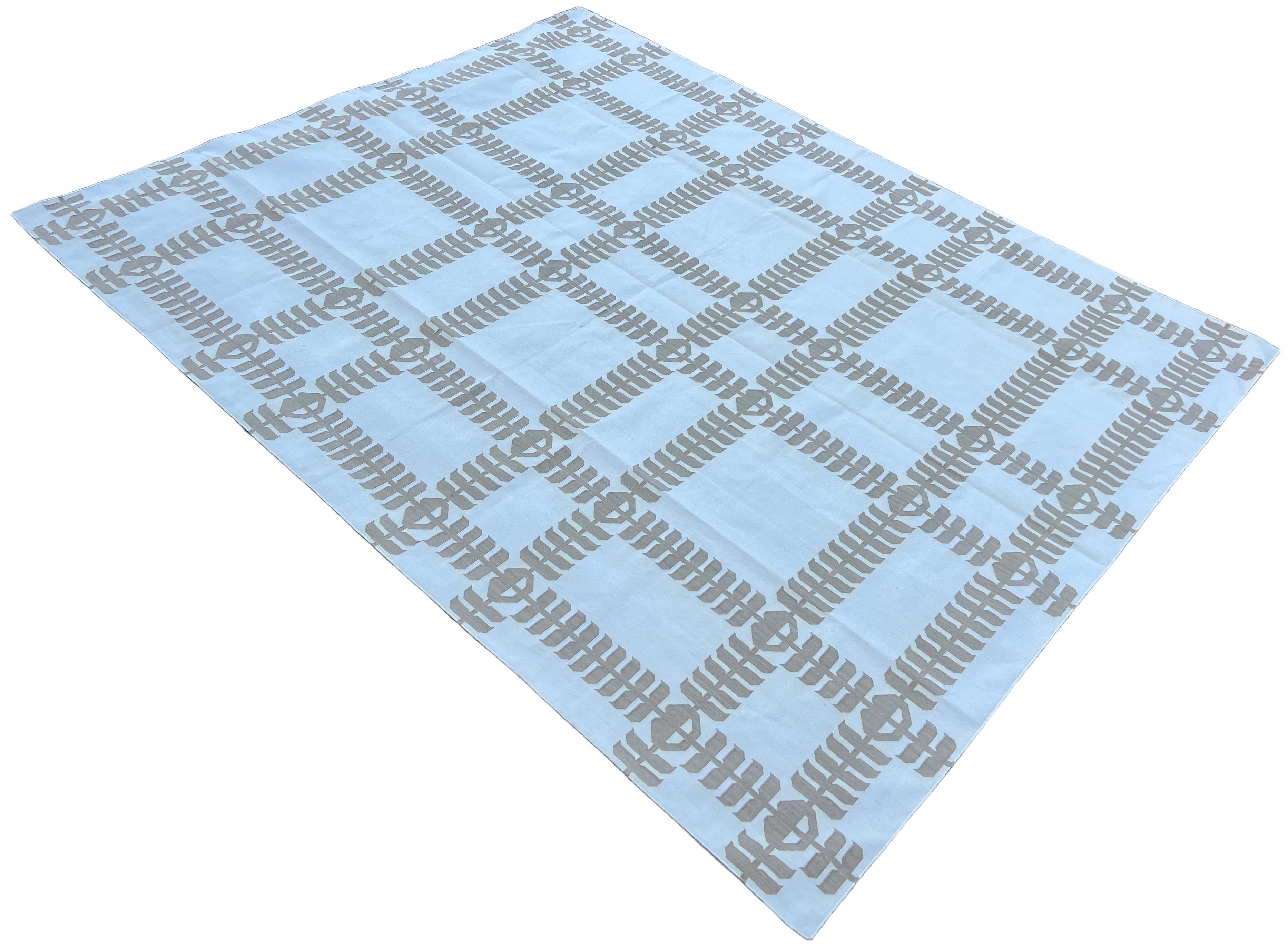 Handmade Cotton Area Flat Weave Rug, 10x14 Cream And Beige Leaf Indian Dhurrie For Sale 4