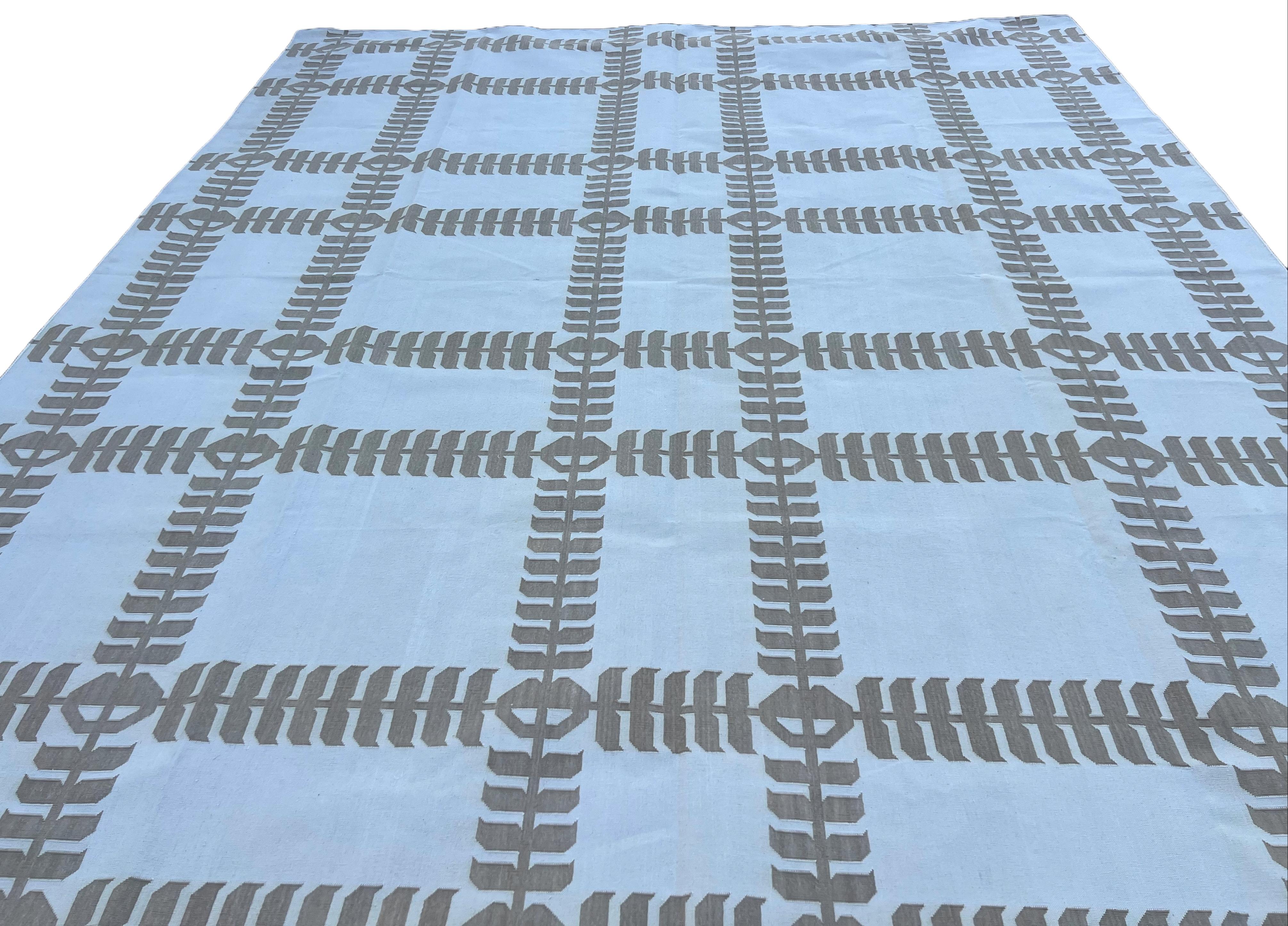 Handmade Cotton Area Flat Weave Rug, 10x14 Cream And Beige Leaf Indian Dhurrie For Sale 1
