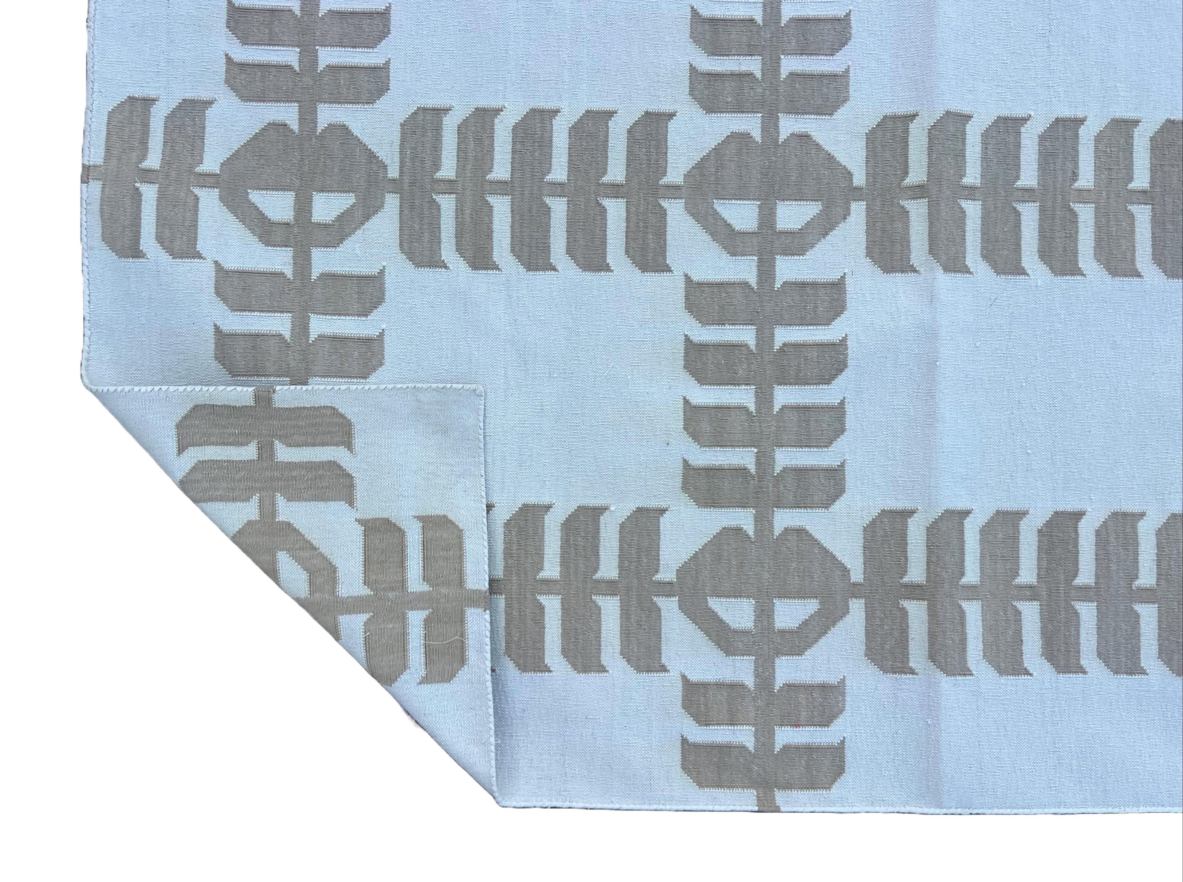 Handmade Cotton Area Flat Weave Rug, 10x14 Cream And Beige Leaf Indian Dhurrie For Sale 3