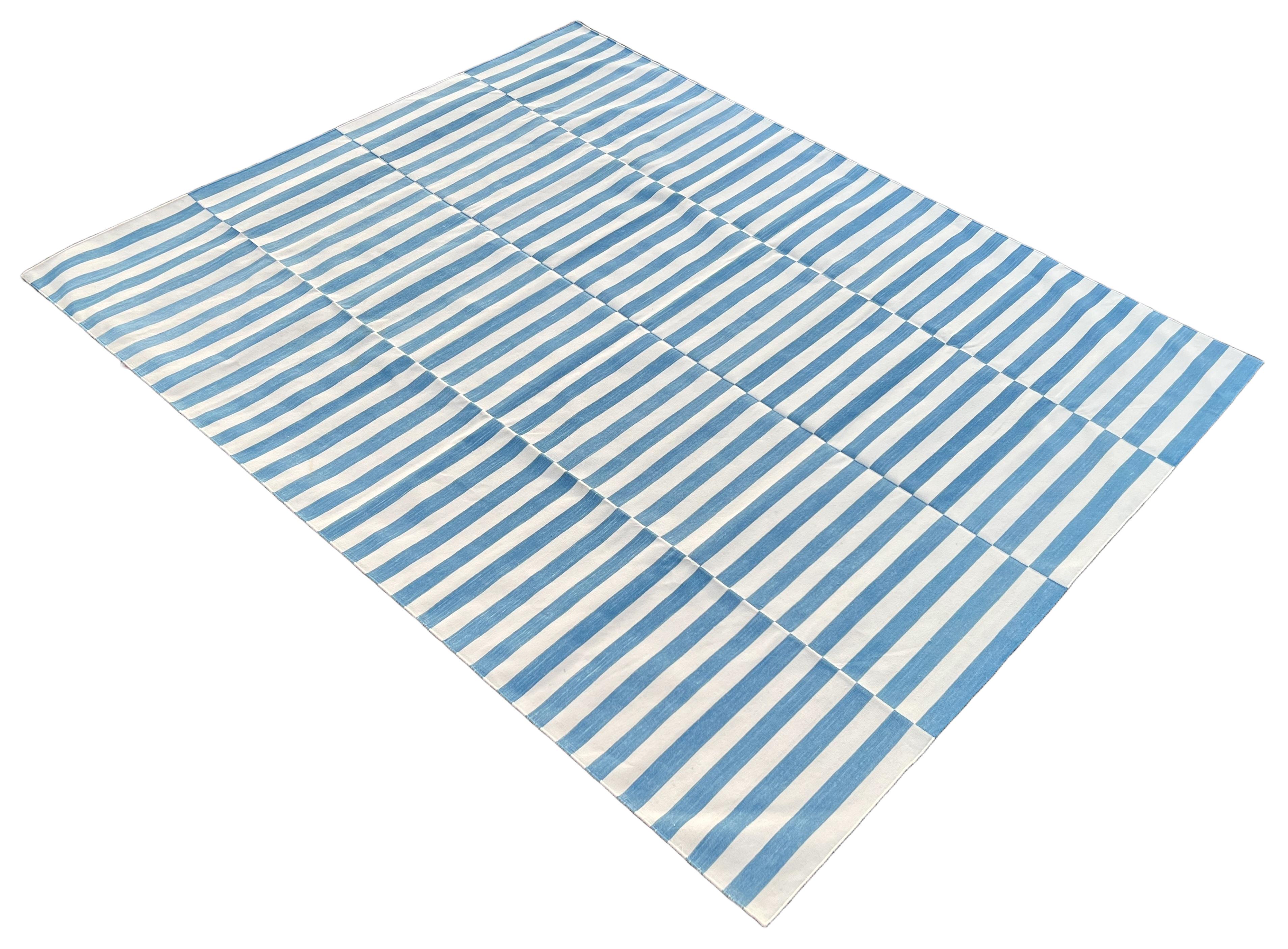 Tappeto a tessitura piatta in cotone fatto a mano, 12x15 a righe bianche e blu, indiano Dhurrie in vendita 2