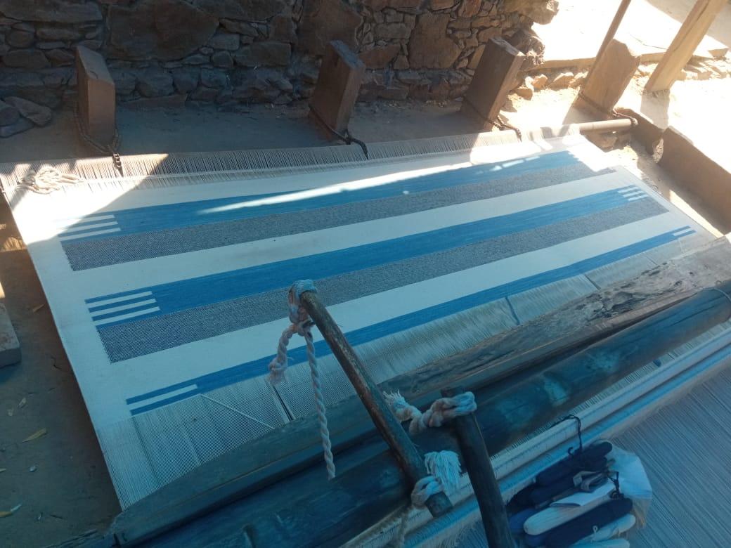 Tappeto a tessitura piatta in cotone fatto a mano, 12x15 a righe bianche e blu, indiano Dhurrie in vendita 4