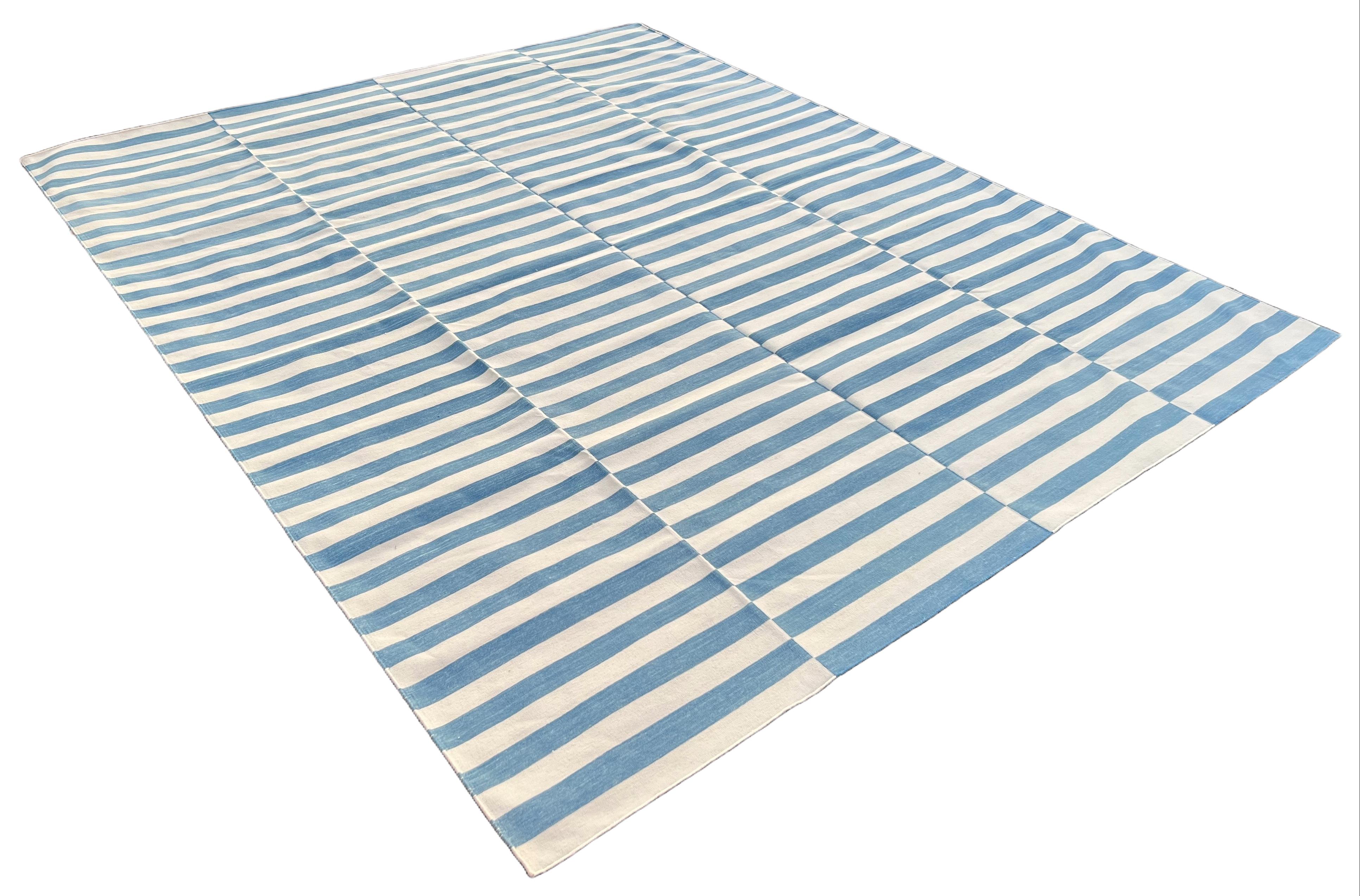 Tappeto indiano a strisce bianche e blu cielo, in cotone naturale tinto al vegetale - 
12'x15' (360x450cm)

Queste speciali dhurry a trama piatta sono tessute a mano con un filo di cotone 100% a 15 strati. A causa delle speciali tecniche di