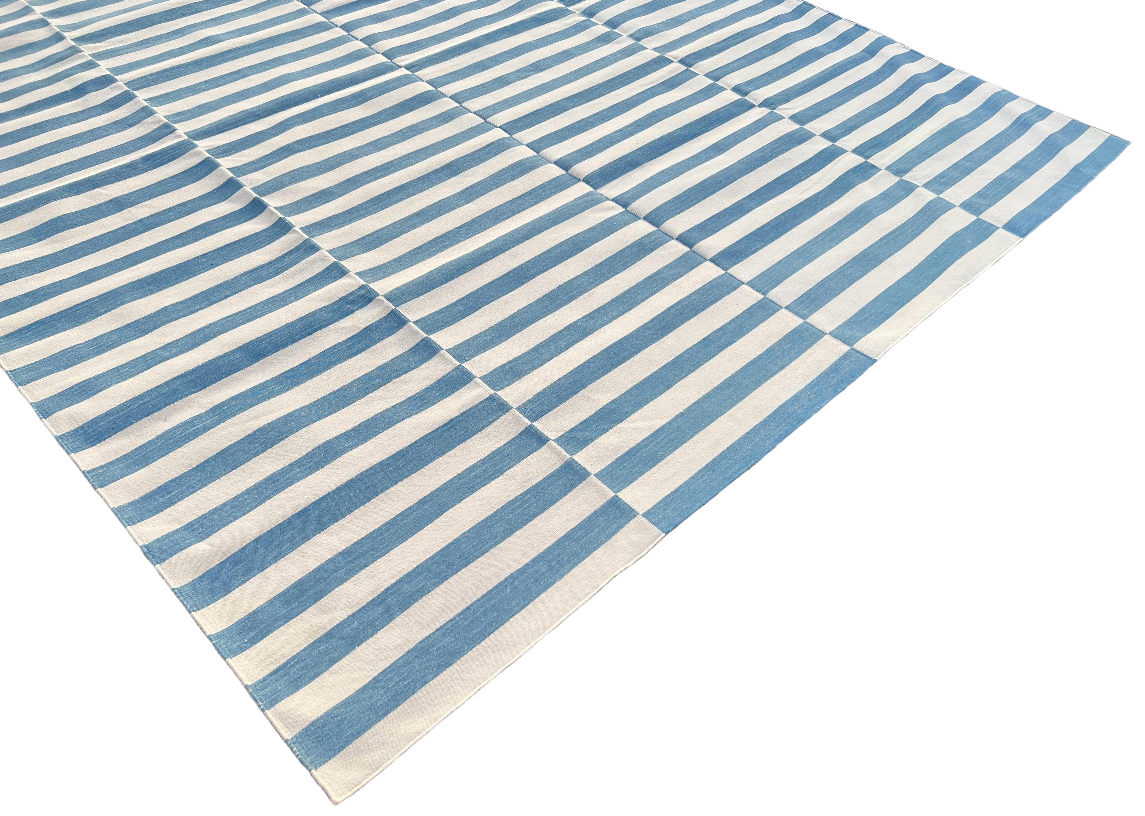 Indiano Tappeto a tessitura piatta in cotone fatto a mano, 12x15 a righe bianche e blu, indiano Dhurrie in vendita