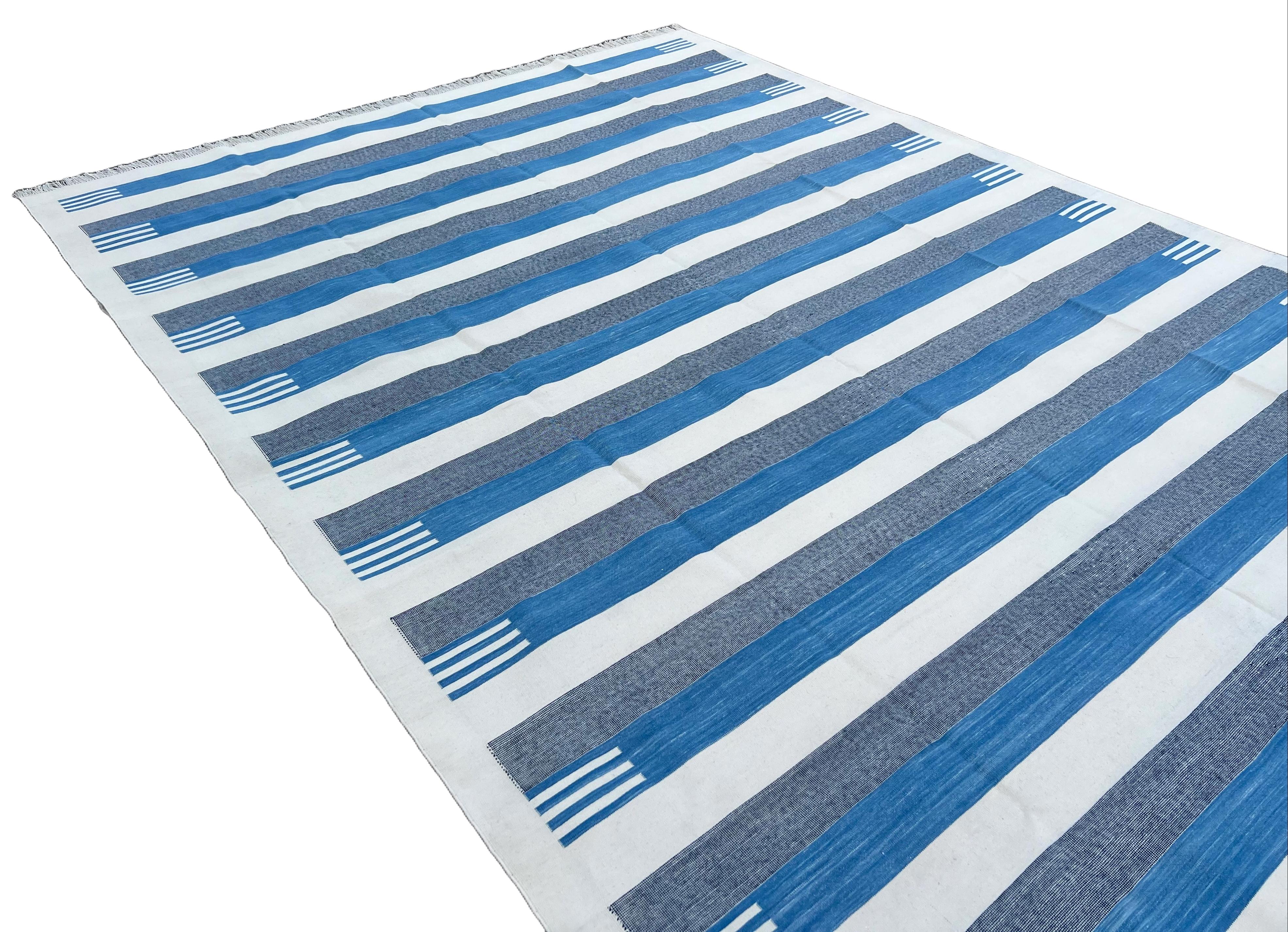 Tappeto a tessitura piatta in cotone fatto a mano, 12x15 a righe bianche e blu, indiano Dhurrie In condizioni Nuovo in vendita a Jaipur, IN