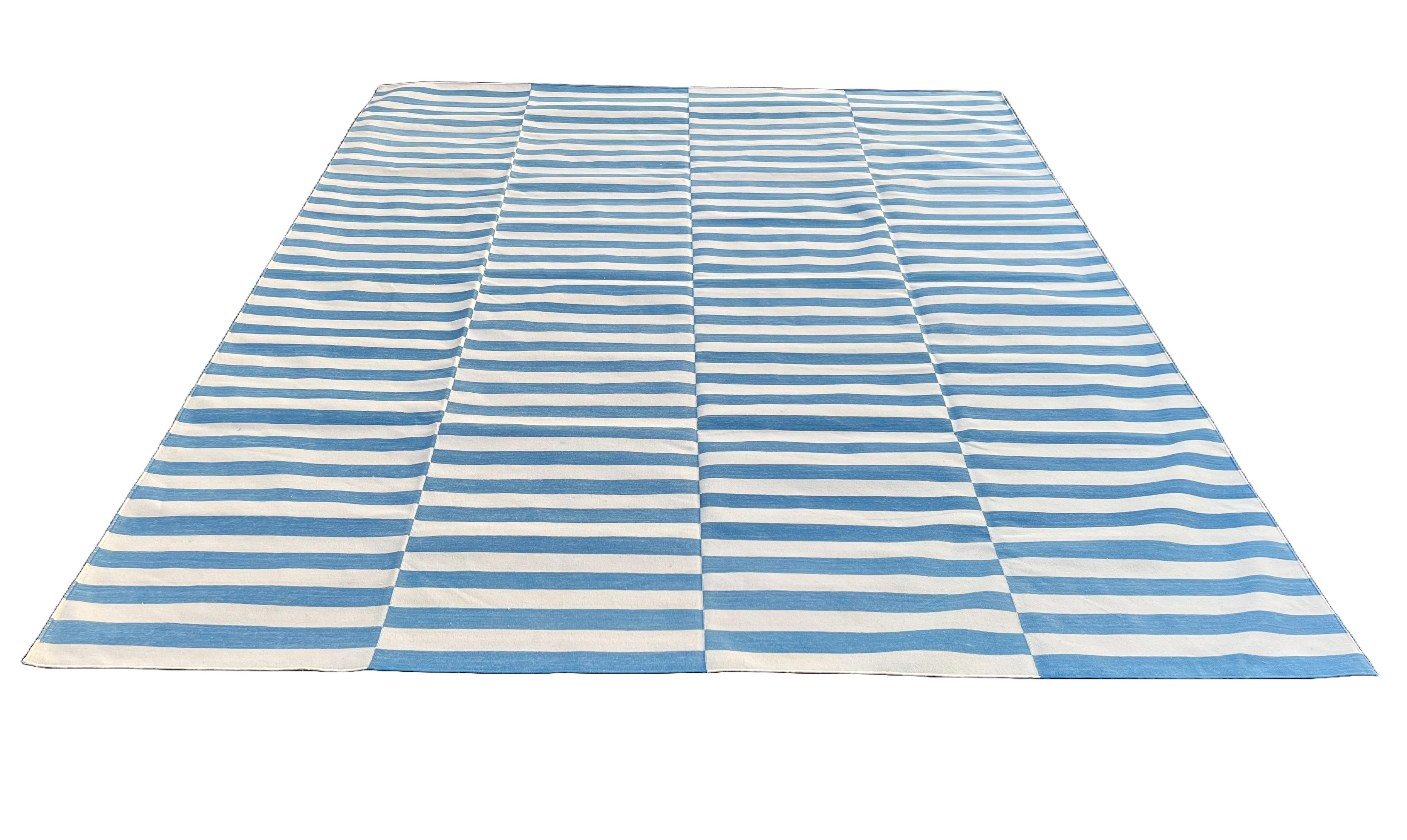 Tappeto a tessitura piatta in cotone fatto a mano, 12x15 a righe bianche e blu, indiano Dhurrie In condizioni Nuovo in vendita a Jaipur, IN