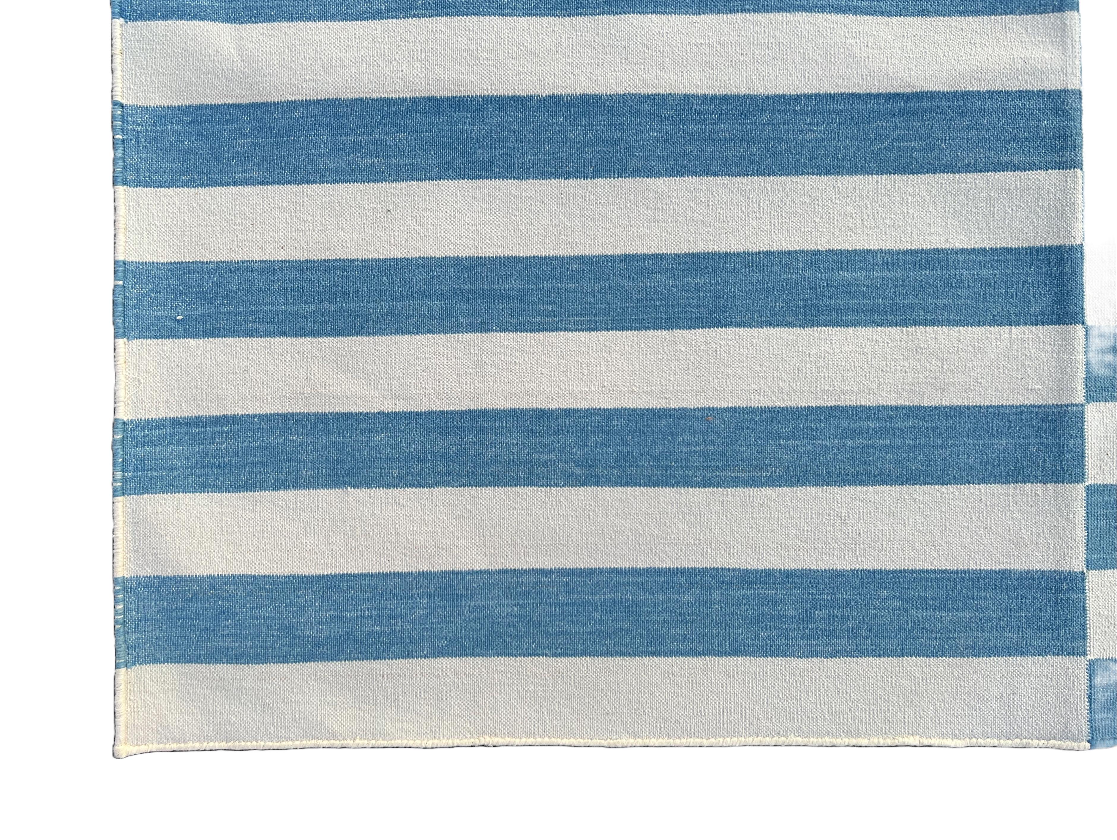 Cotone Tappeto a tessitura piatta in cotone fatto a mano, 12x15 a righe bianche e blu, indiano Dhurrie in vendita